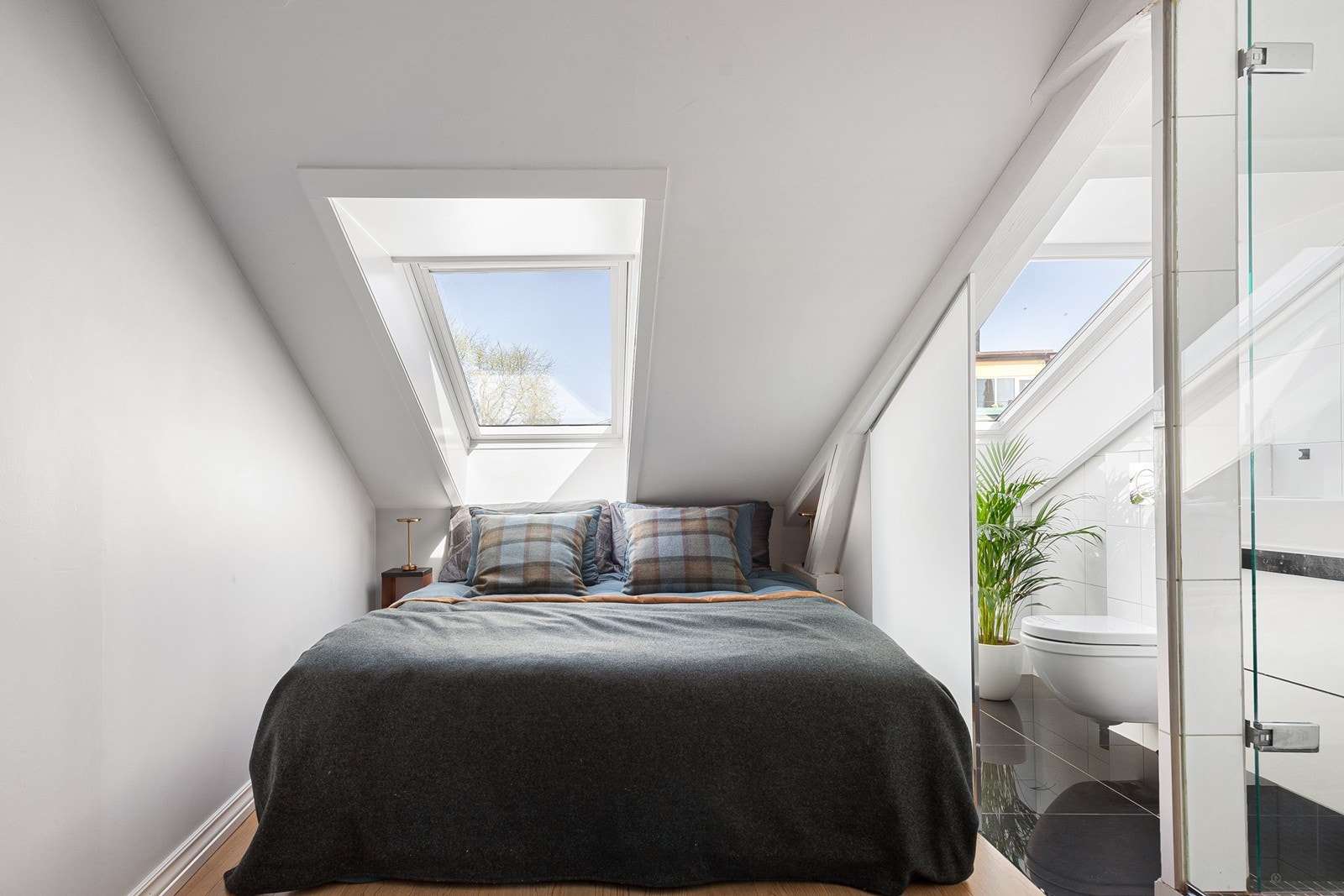 Hotel-feeling med bad en-suite til hovedsoverommet Galleribilde