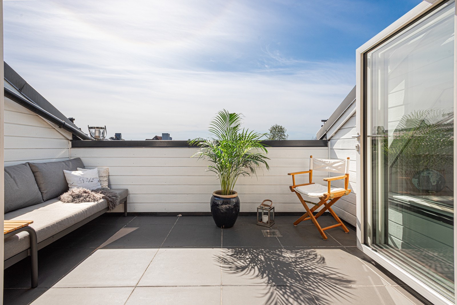 Fantastisk fin egen takterrasse direkte ut fra stuen - her kan du sole deg helt usjenert - sol fra ca. kl. 08 - 21 sommerstid! Galleribilde