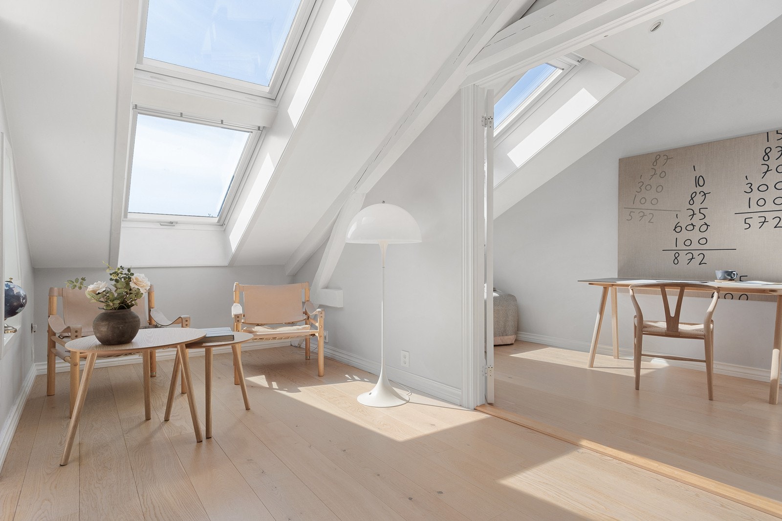 Koselig lysvennlig lesekrok med hyggelig utsyn gjennom vindu mot takterrassen og designpeisen rett imot... Galleribilde