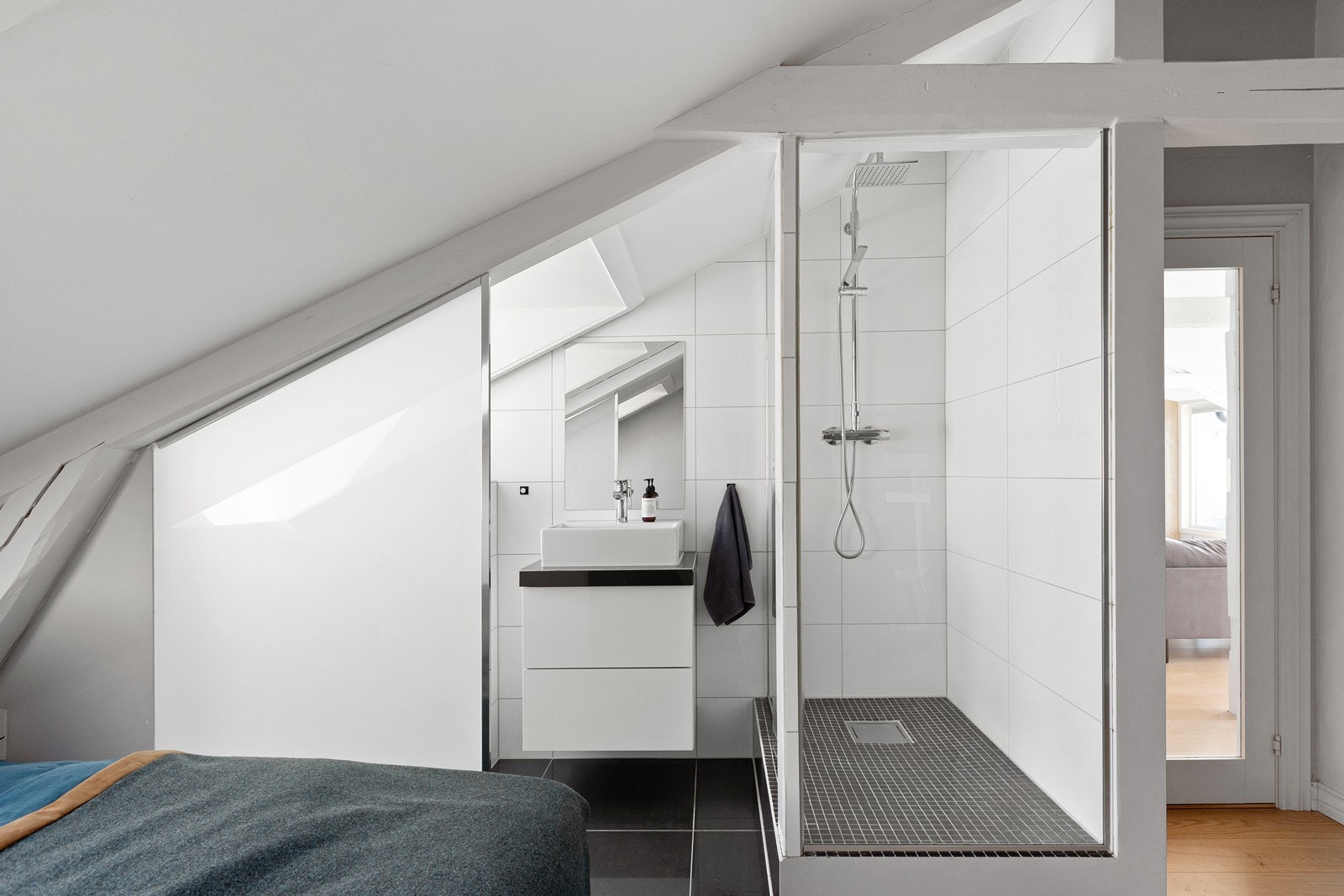 Hovedsoverommet har bad en-suite. Unik setting med 3 soverom og 2 bad på en 82 kvm. stor leilighet (102 kvm. gulvareal) Galleribilde