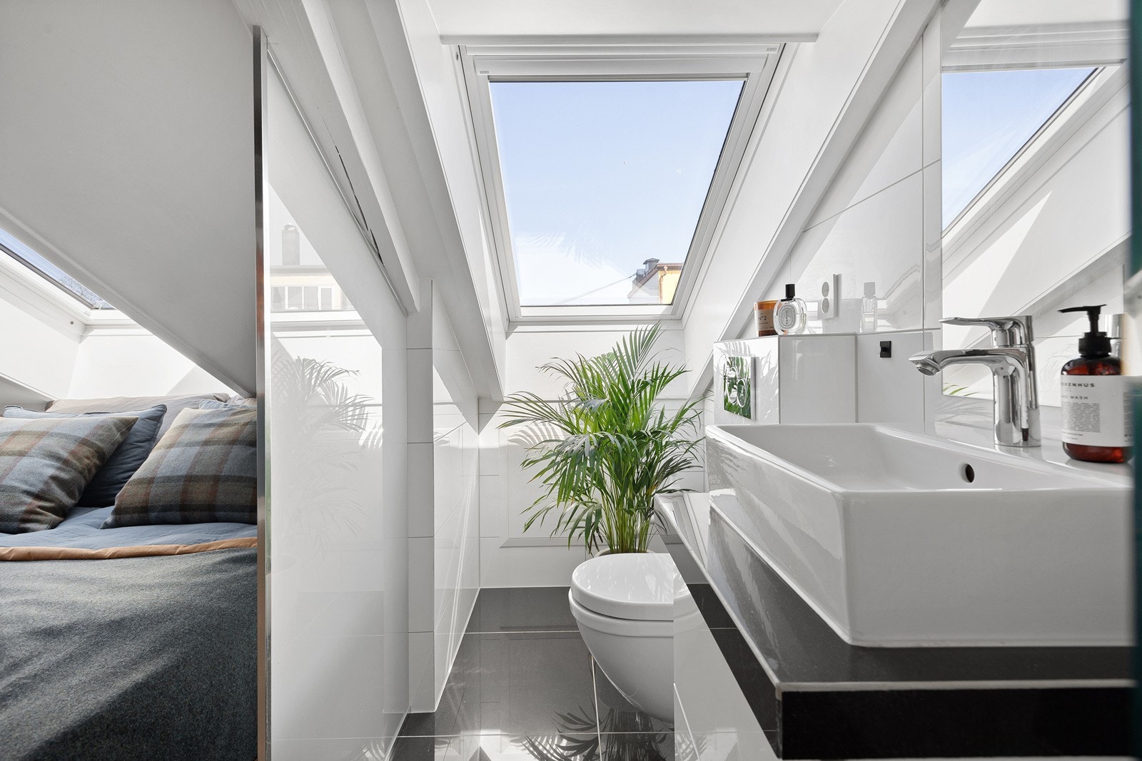 Hotel-feeling med bad en-suite til hovedsoverommet Galleribilde