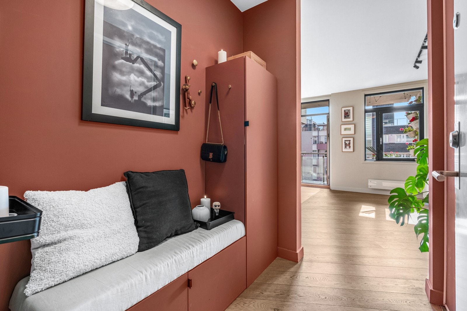 Leilighetens entré oppleves som praktisk og har god plass til yttertøy og sko Galleribilde