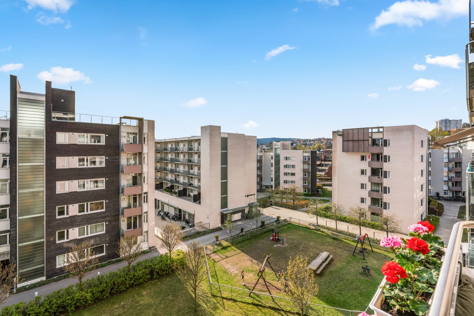 Her har man utsyn over hyggelig fellesareal, samt utsikt videre mot åsene Galleribilde