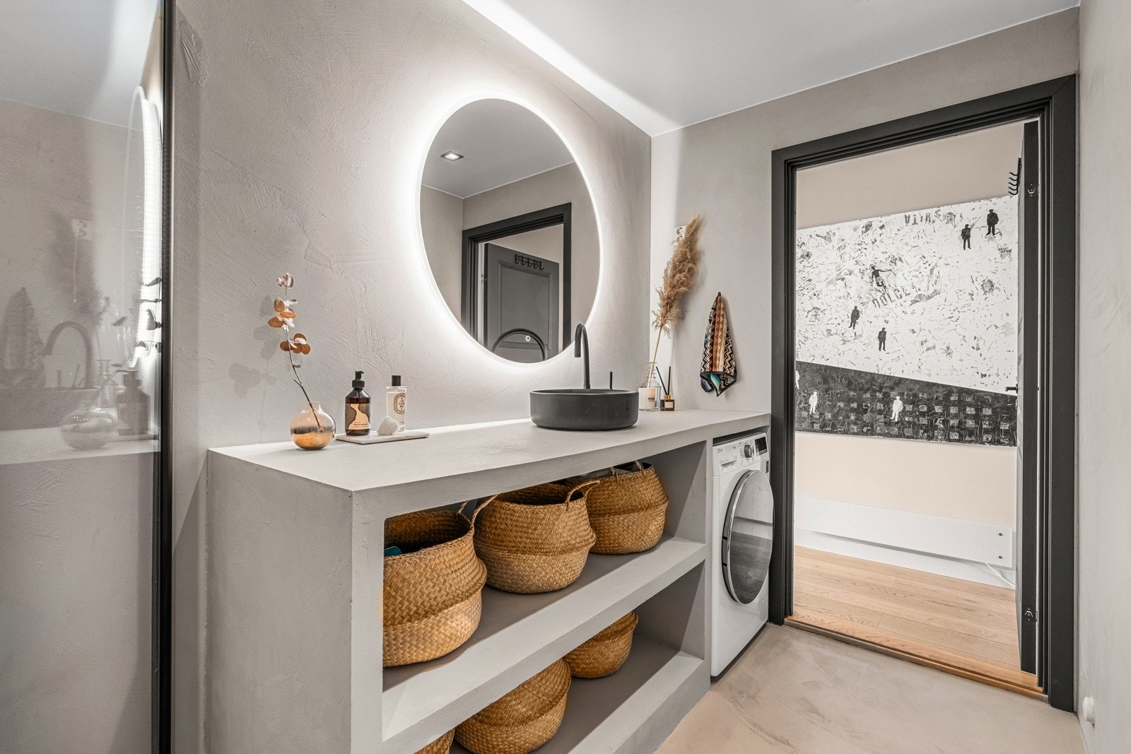 Plassbygget delikat benk med hylleplan og avsatt plass til oppvaskmaskin under benken Galleribilde