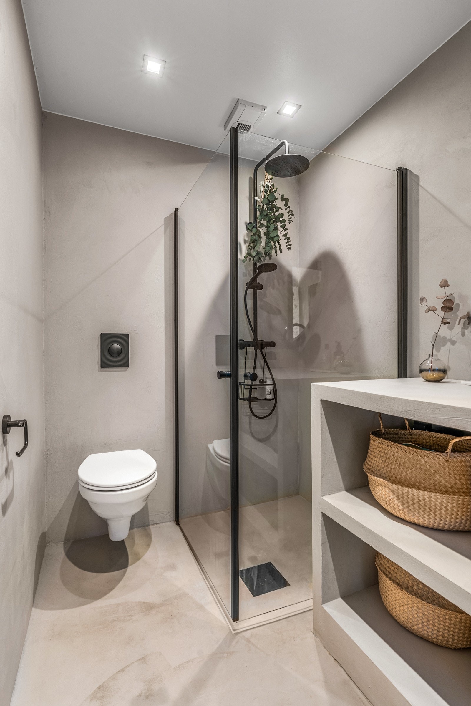 Baderommet er oppgradert i 2021 med mikrosement på vegger og gulv Galleribilde