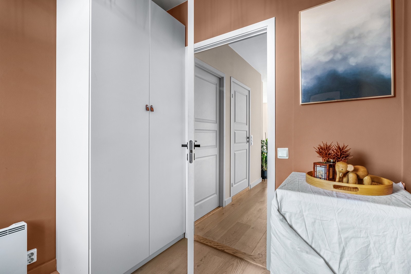 Rommet er innredet med garderobeskap Galleribilde