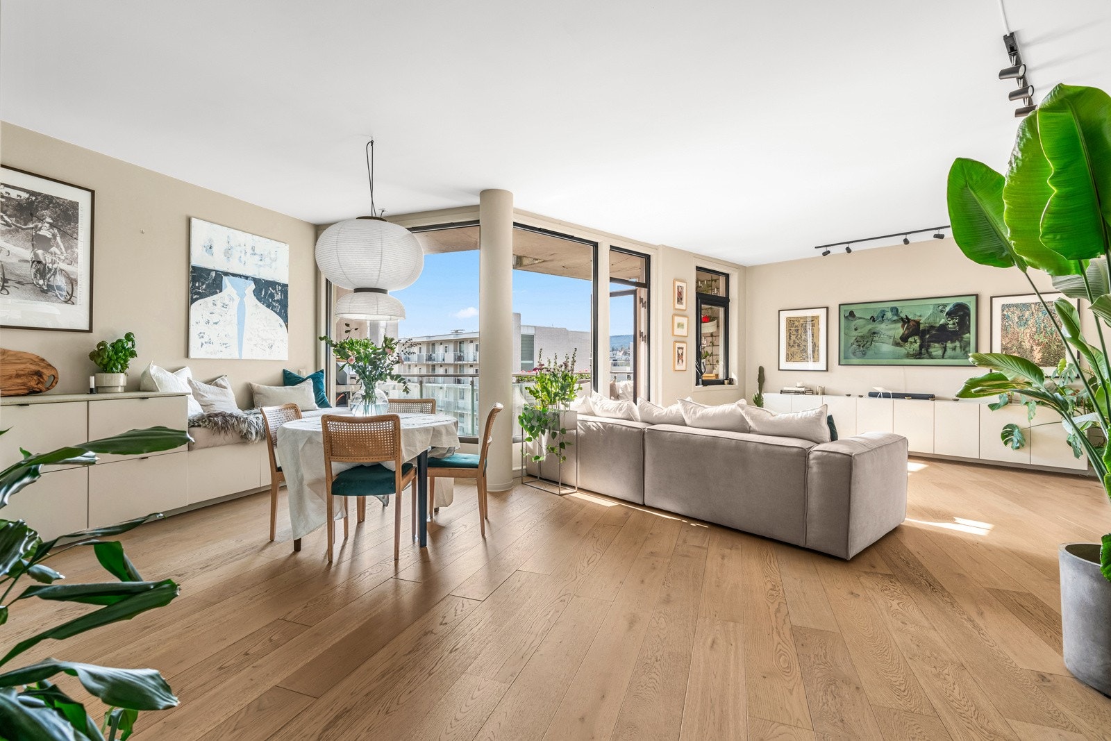 Lys og romslig 3-roms leilighet med solrik, vestvendt balkong Galleribilde