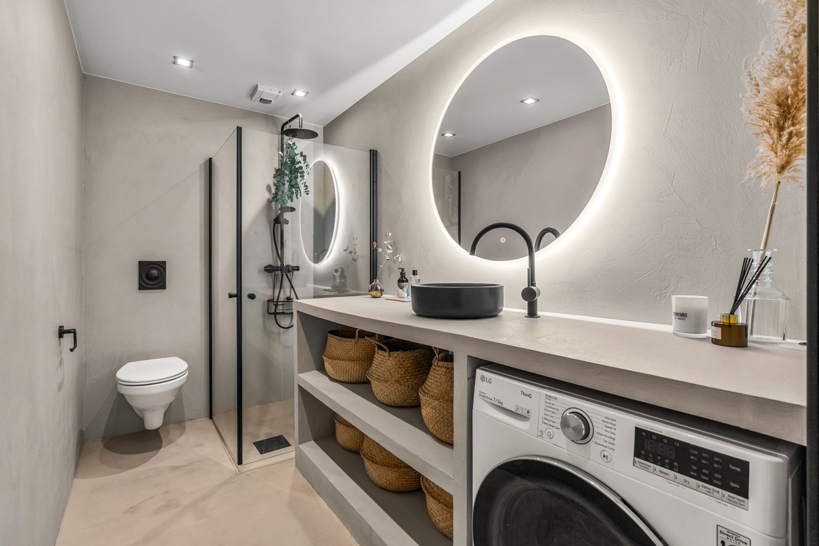 Baderommet har tilgang fra mellomgangen og er av god størrelse. Det er varme i gulv og downlights i tak Galleribilde