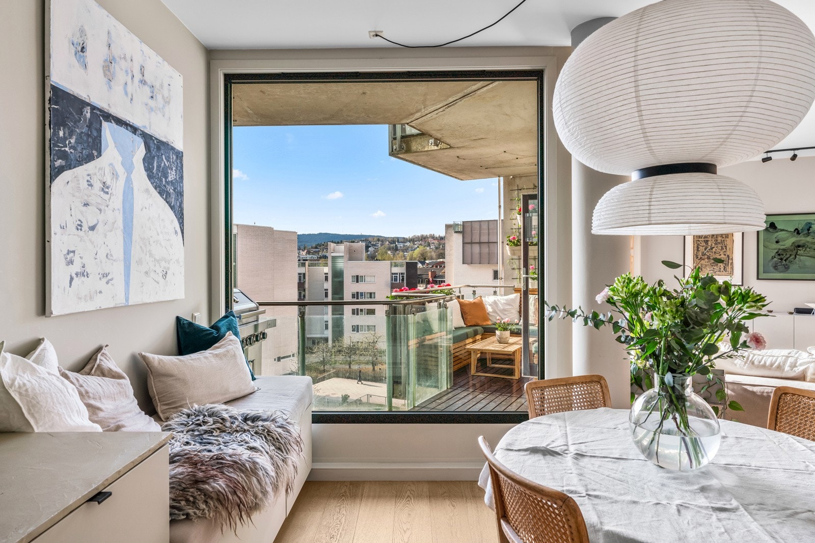 Ved vindu er det koselig plassbygd sittebenk med oppbevaring Galleribilde