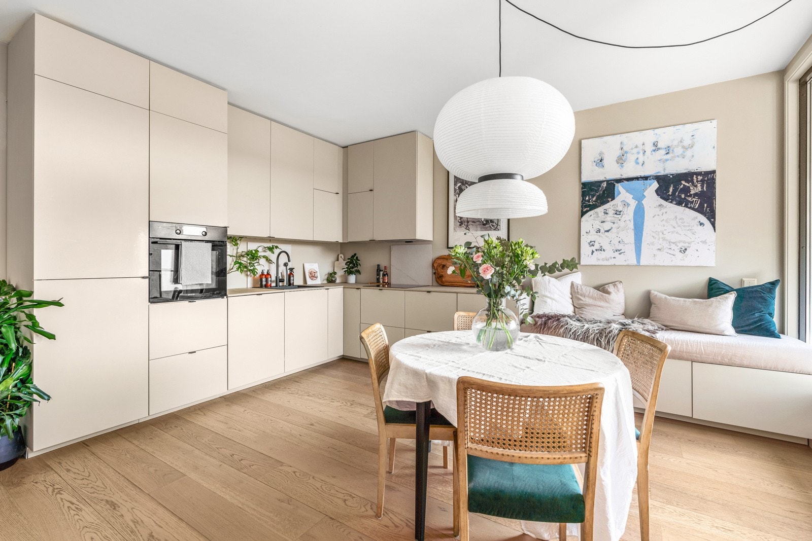 Kjøkkenet er nyoppusset i 2021 og har en tidløs og moderne innredning fra IKEA Galleribilde