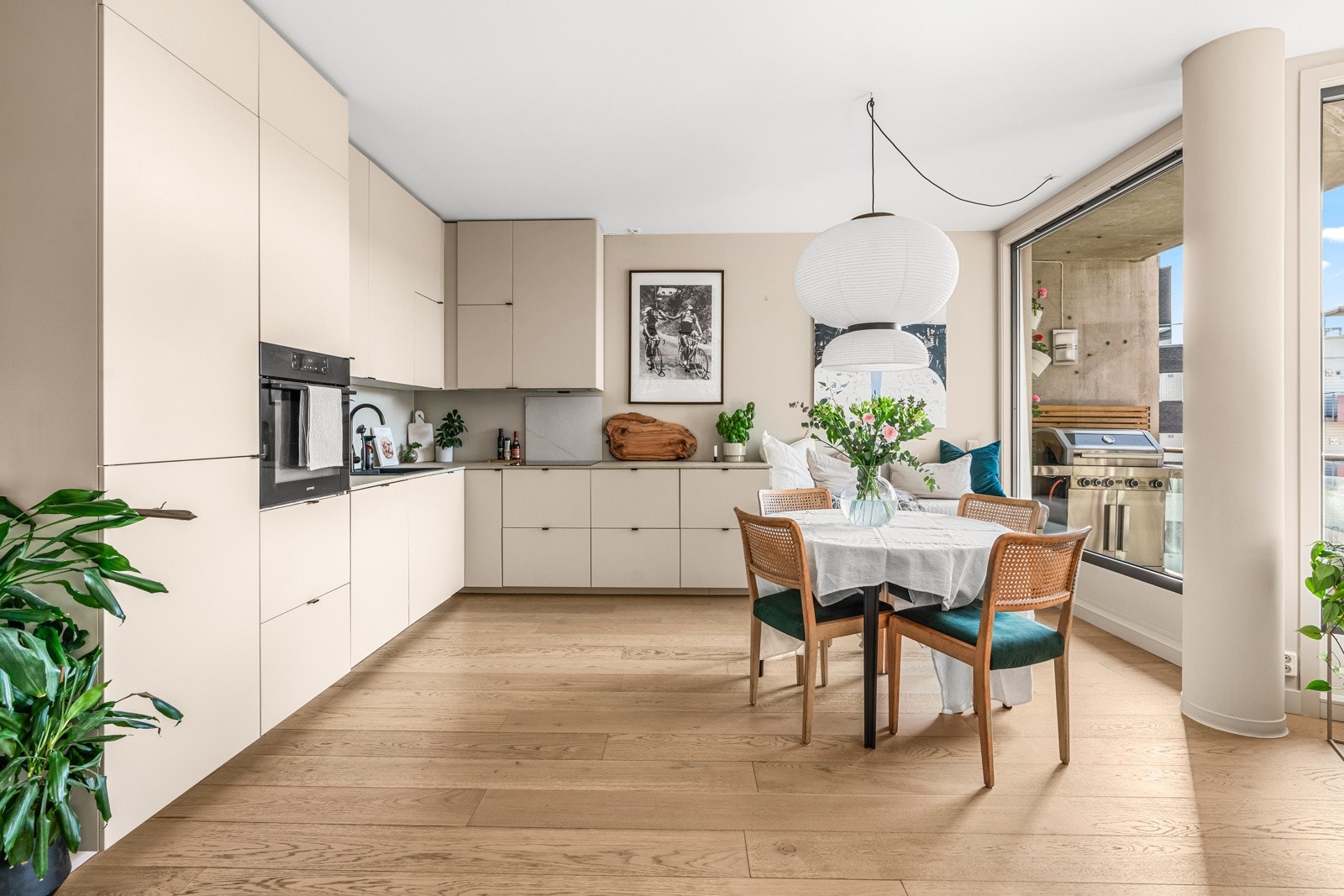 Kjøkkenet er utstyrt med integrert komfyr med induksjon steketopp, oppvaskmaskin og kjøleskap med frysedel Galleribilde