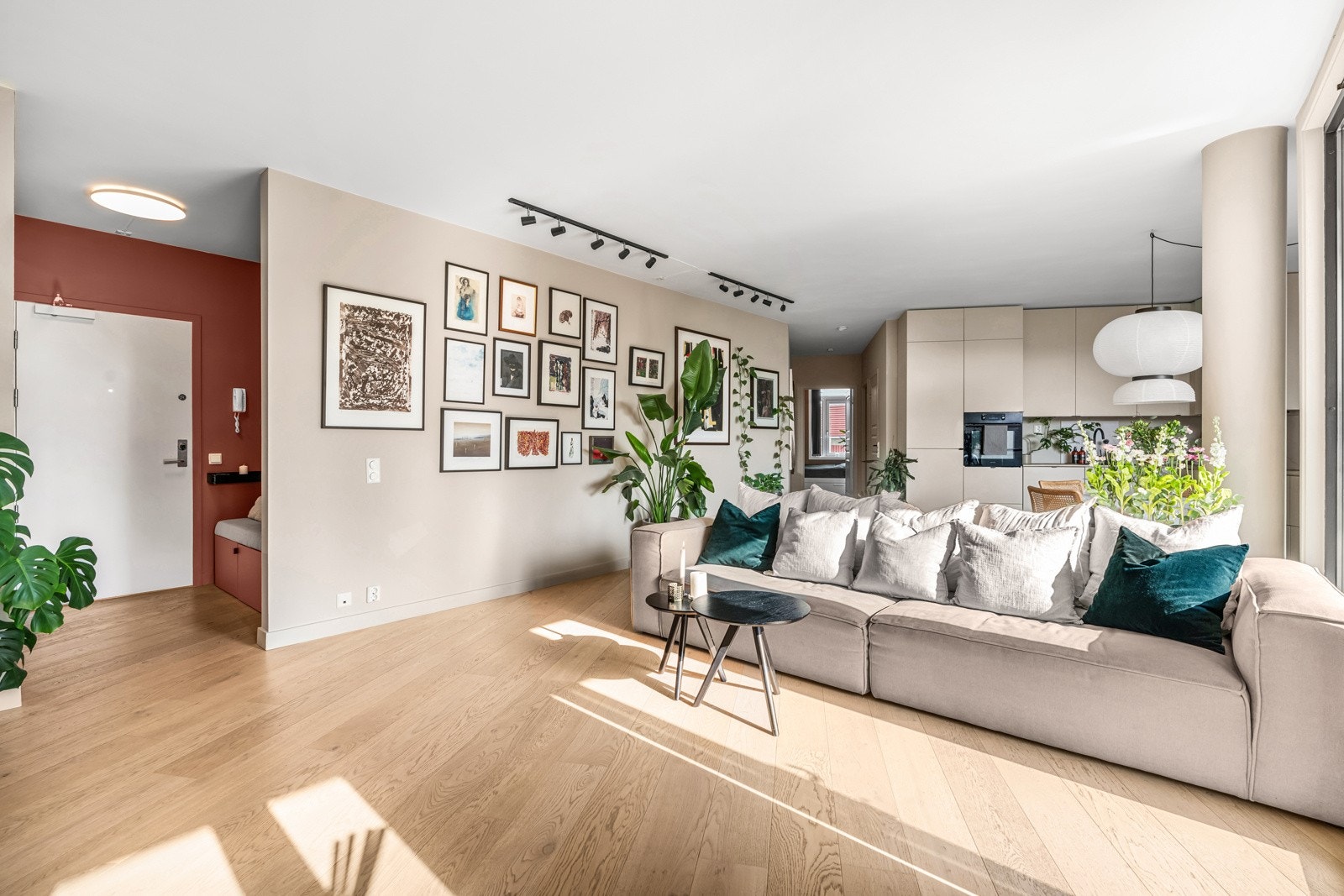 Stuen er romslig og har en åpen kjøkkenløsning som er behagelig tilbaketrukket fra stuedelen Galleribilde