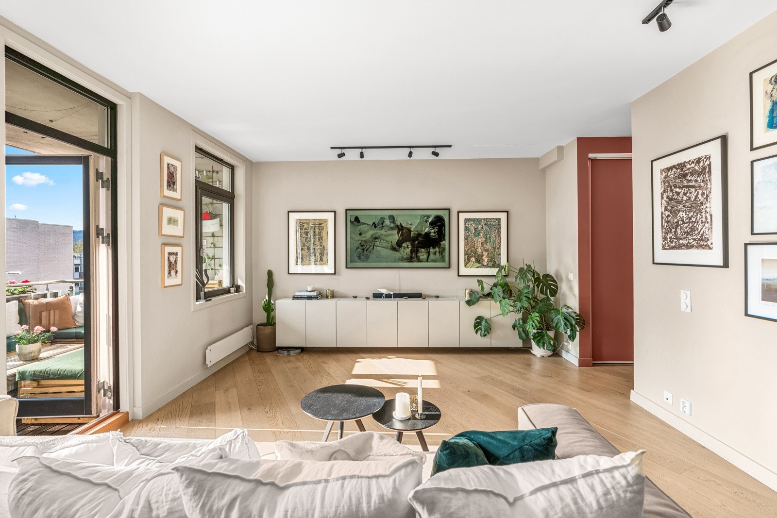 Her bor man i rolige omgivelser, med store grøntarealer rett utenfor døren Galleribilde