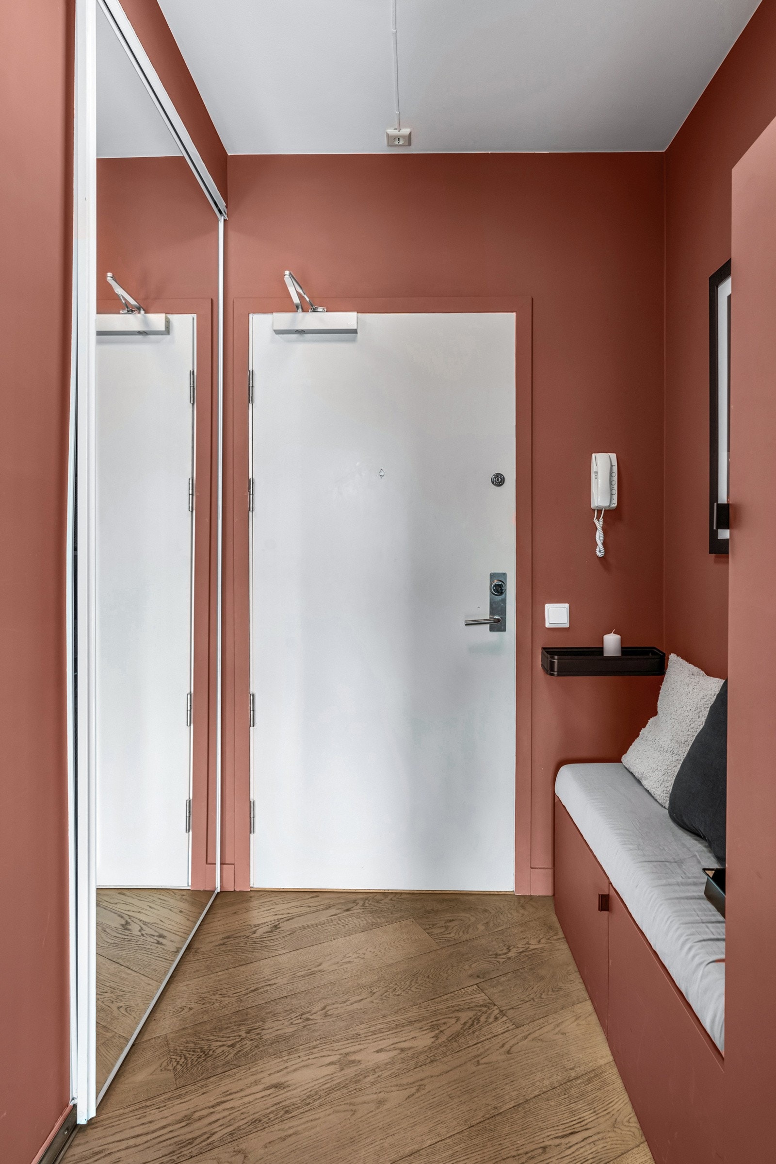 Entreen er innredet med stor skyvedørsgarderobe. Galleribilde