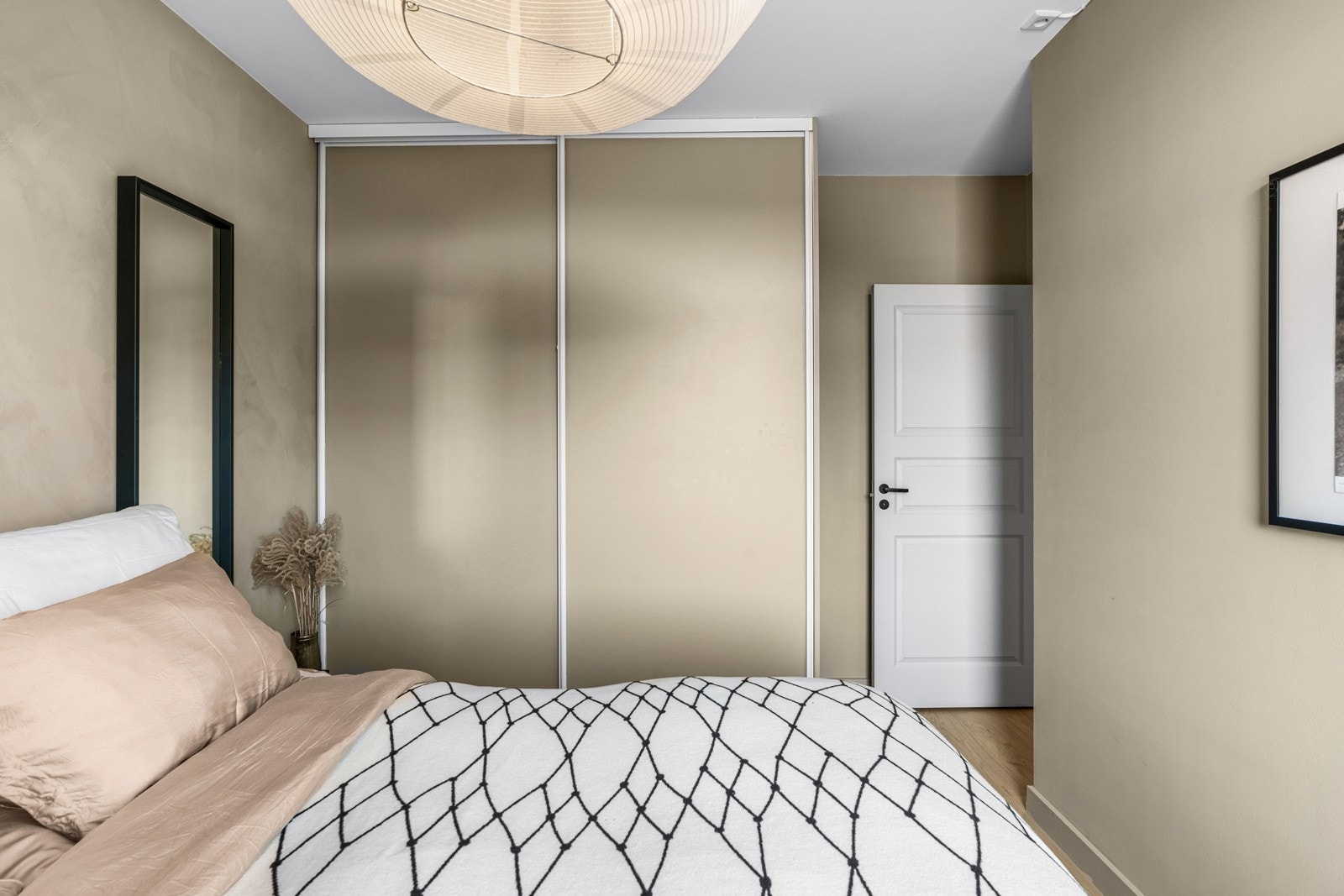 Rommet er innredet med stor skyvedørsgarderobe Galleribilde