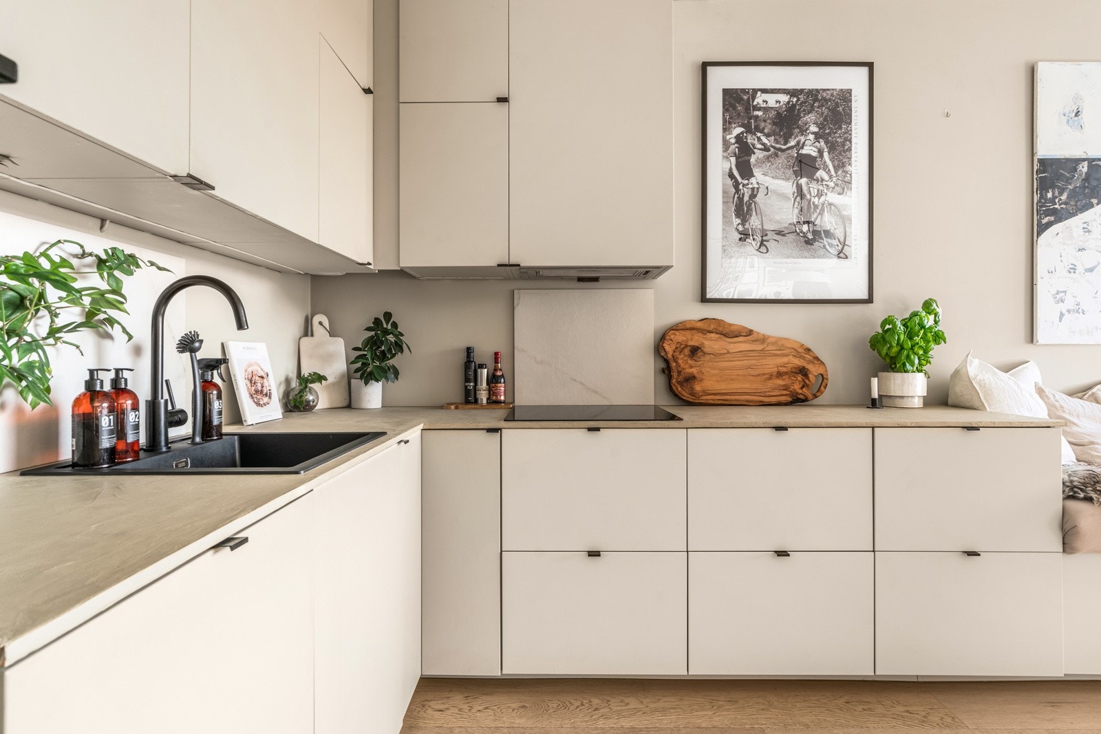 X-finer benkeplate belagt med mikrosement Galleribilde