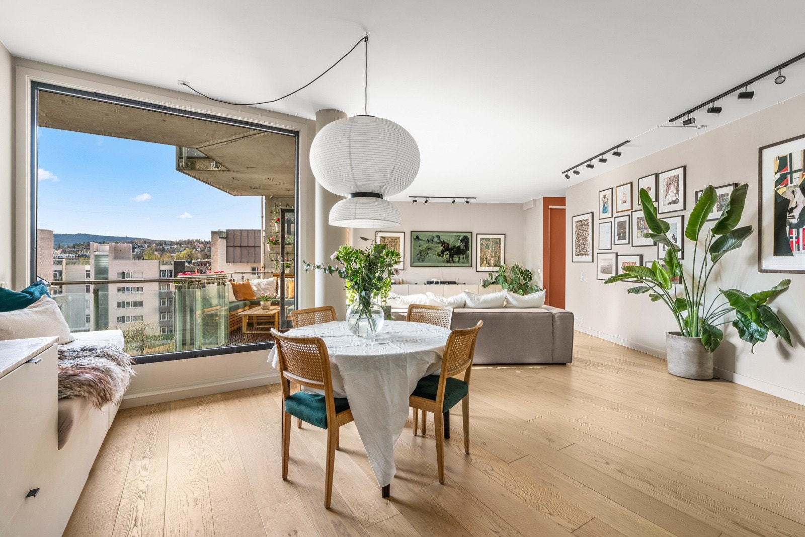 Stuen har en spennende planløsning med god plass til både sofakrok og spisebord Galleribilde