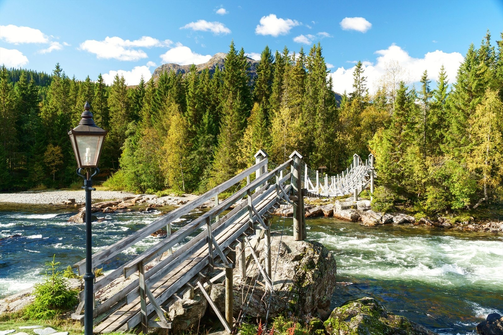 Flott hengebru over Hemsila som tar deg fra Hemsilbreidda til flotte tur/langrennsområder. Galleribilde