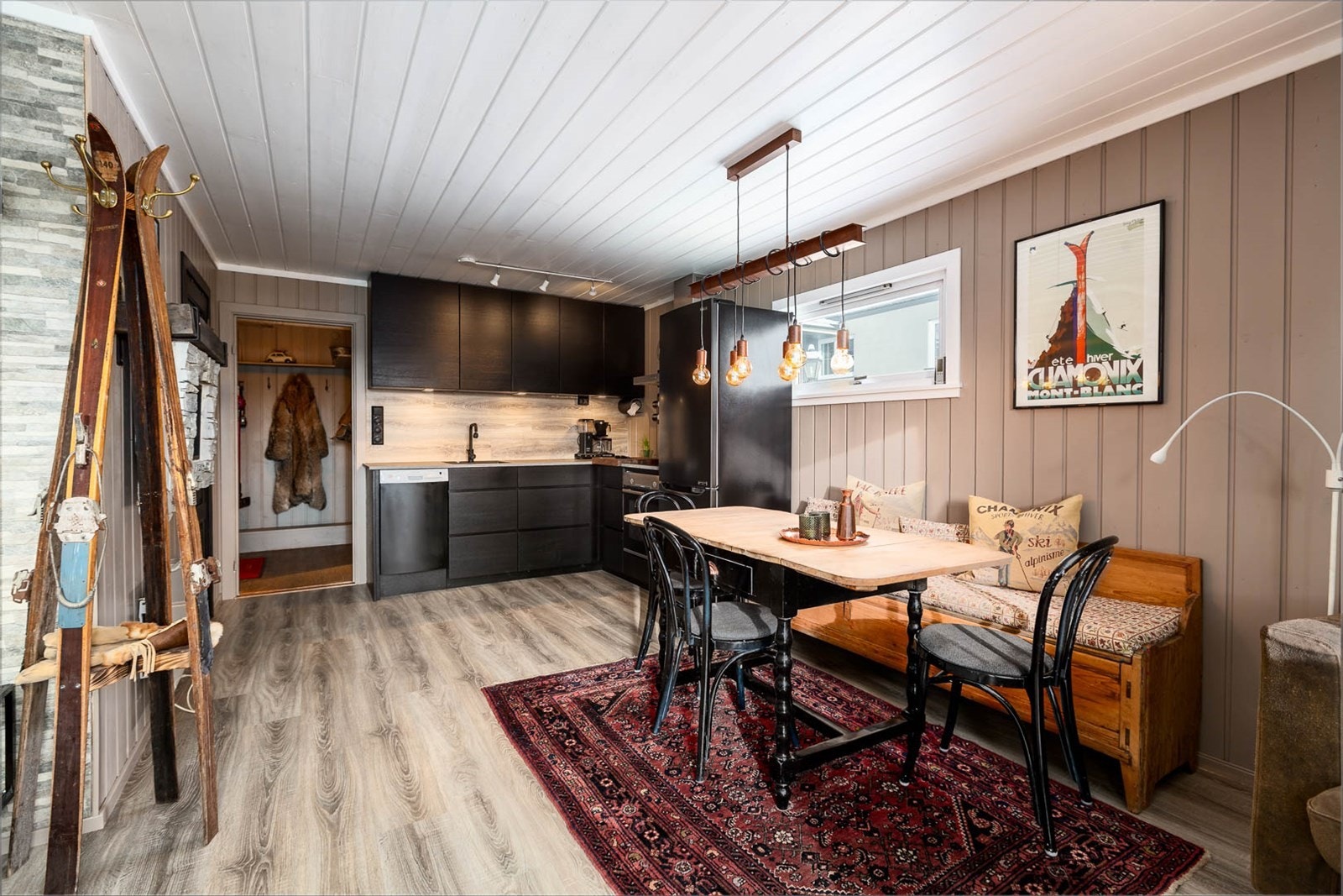 Heimsilbreidda 5 byr på en koselig spiseplass ved åpen kjøkkenløsning. Glimrende for middager med venner. Galleribilde