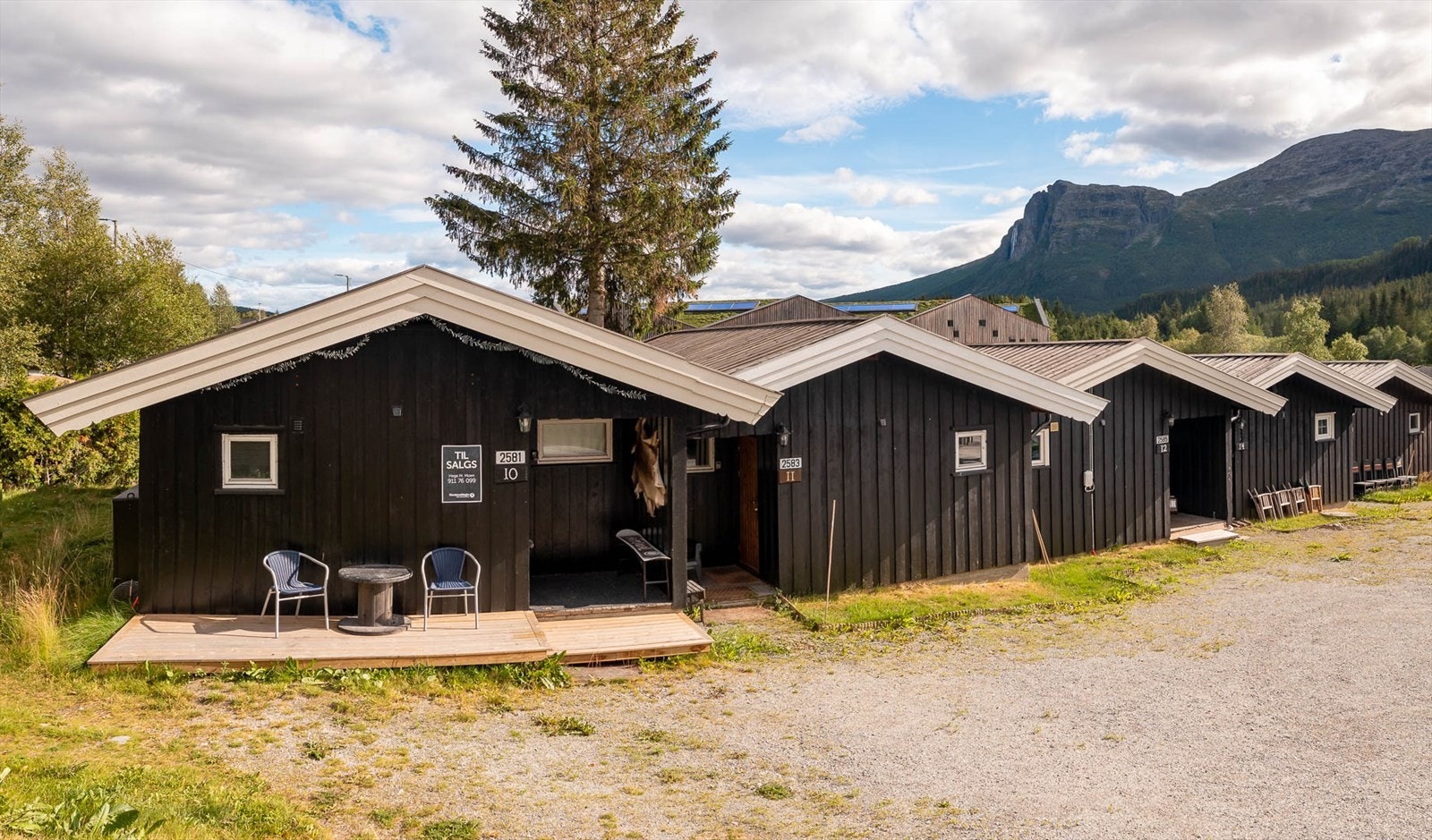 Hytta ligger i enden av en rekke på 5 hytter. Galleribilde