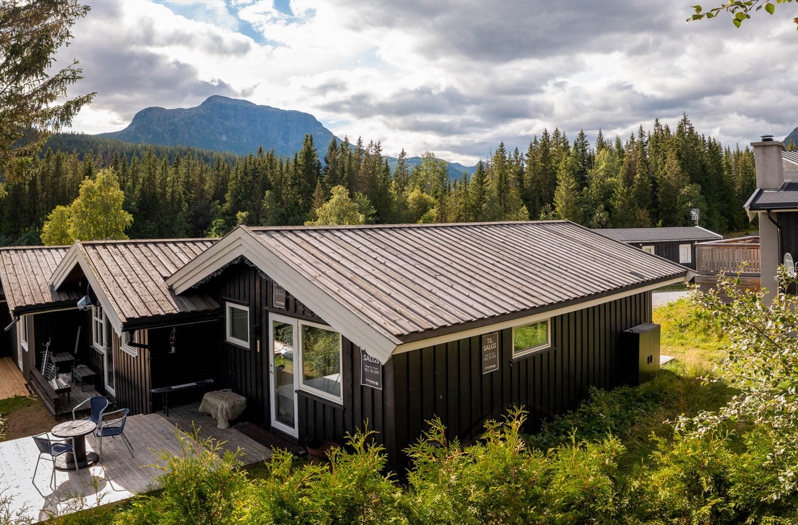 Fjellmegleren har gleden av å presentere en meget koselig liten hytte med markterrasse beliggende i en rekke med 5 hytter. Galleribilde