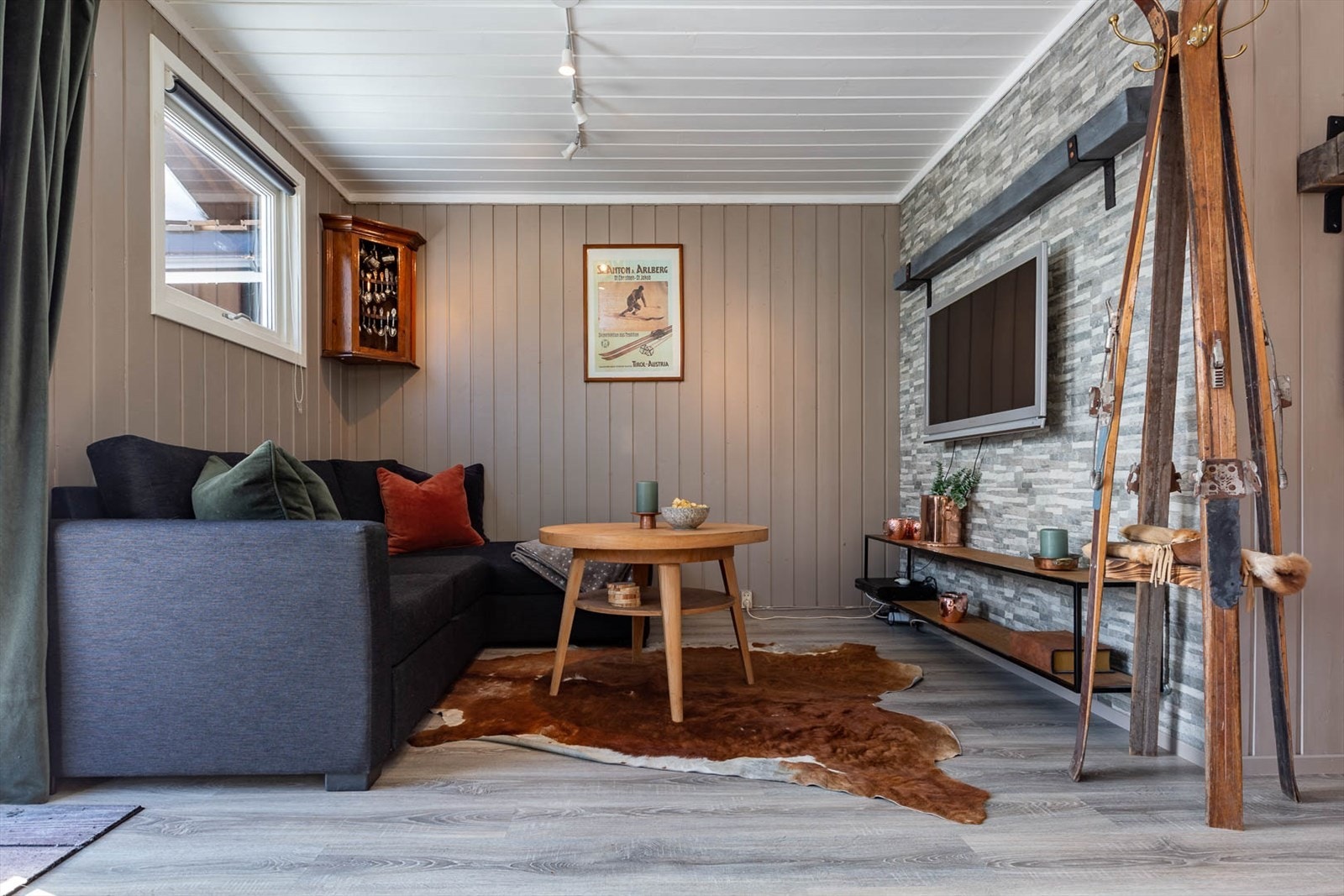 Koselig stue hvor du kan finne roen etter en lang dag i bakken. Galleribilde