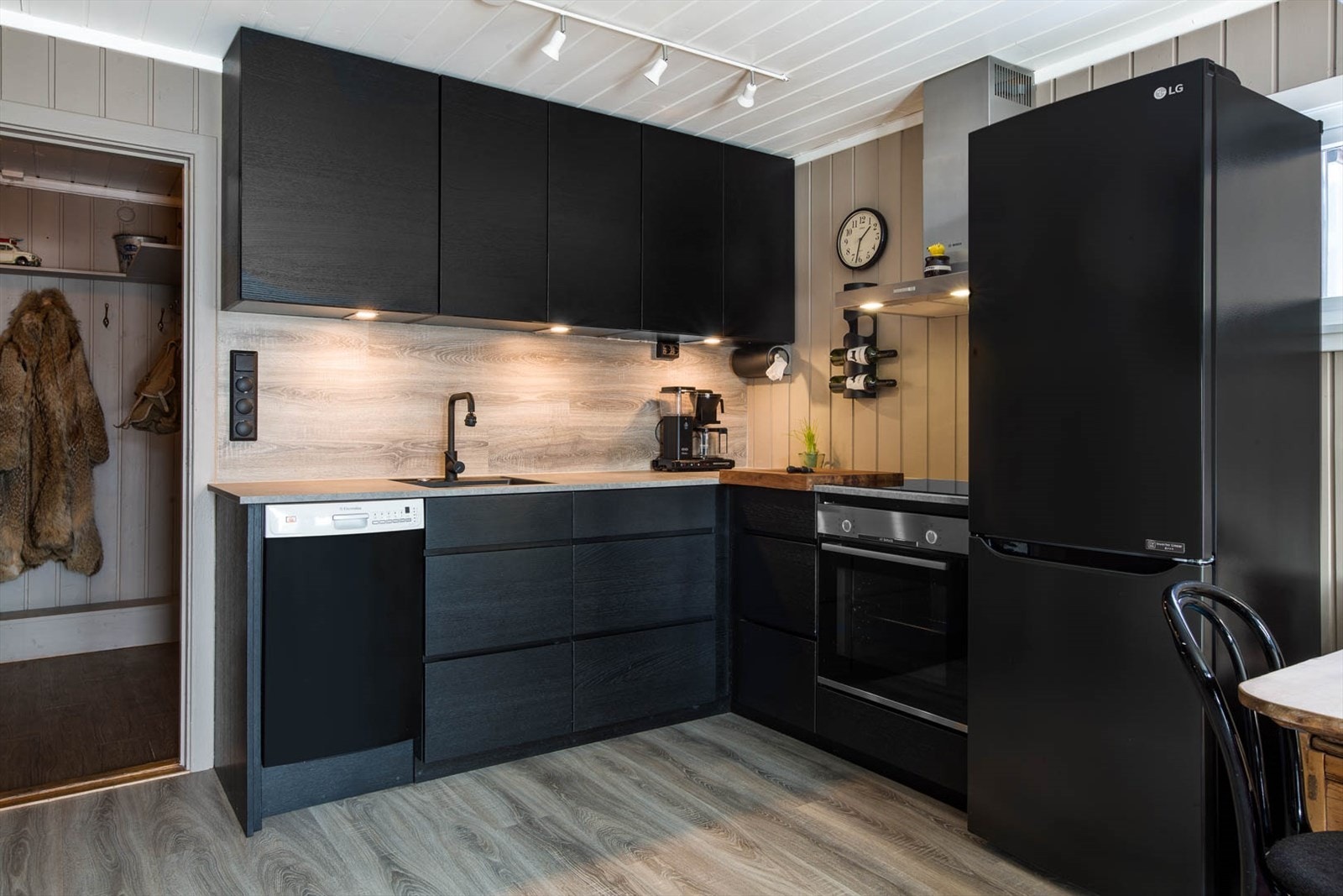 Kjøkken i tidsriktige farger med god fjellfølelse. Galleribilde