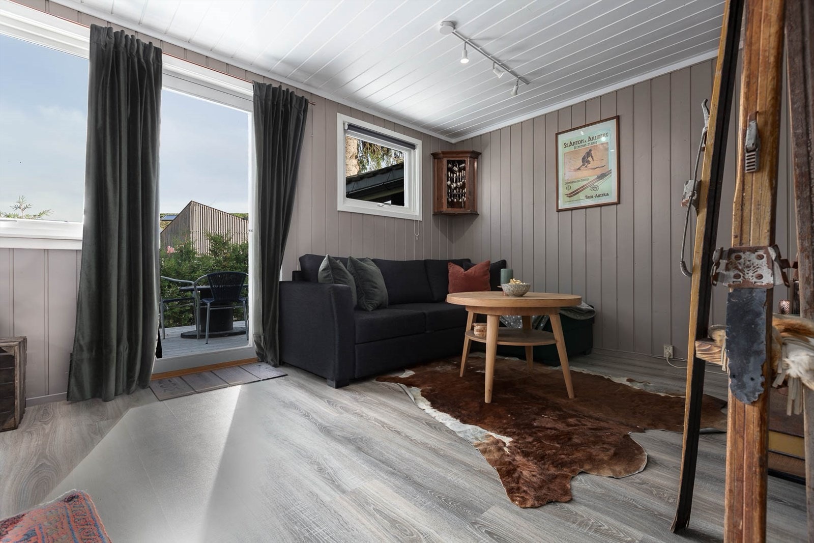 Stue med store vindusflater. Galleribilde