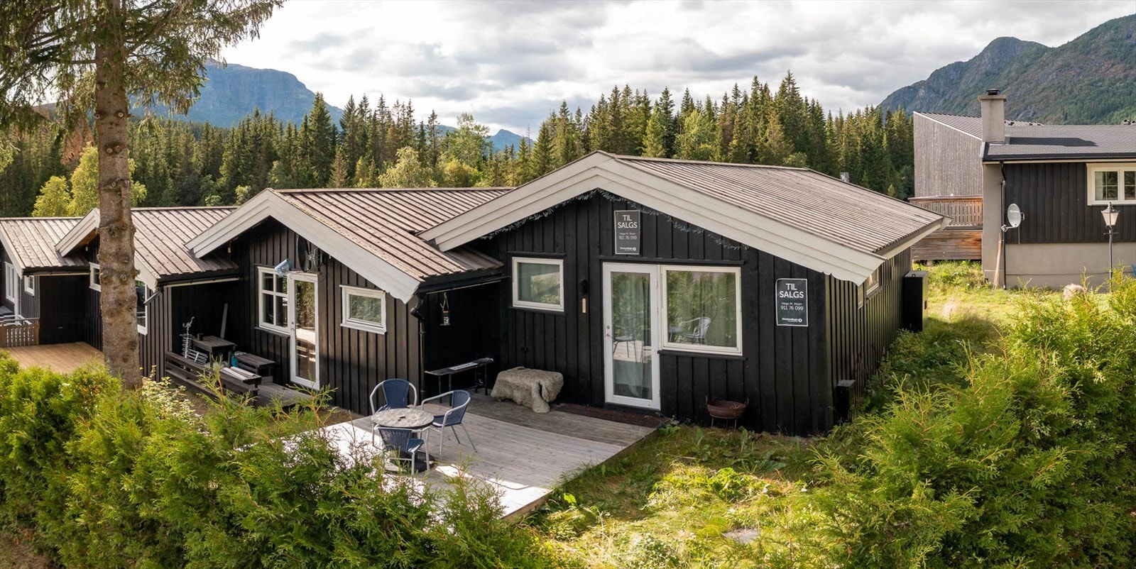 Hytta har en meget hyggelig beliggenhet i enden av rekken på attraktive Hemsilbreidda. Galleribilde