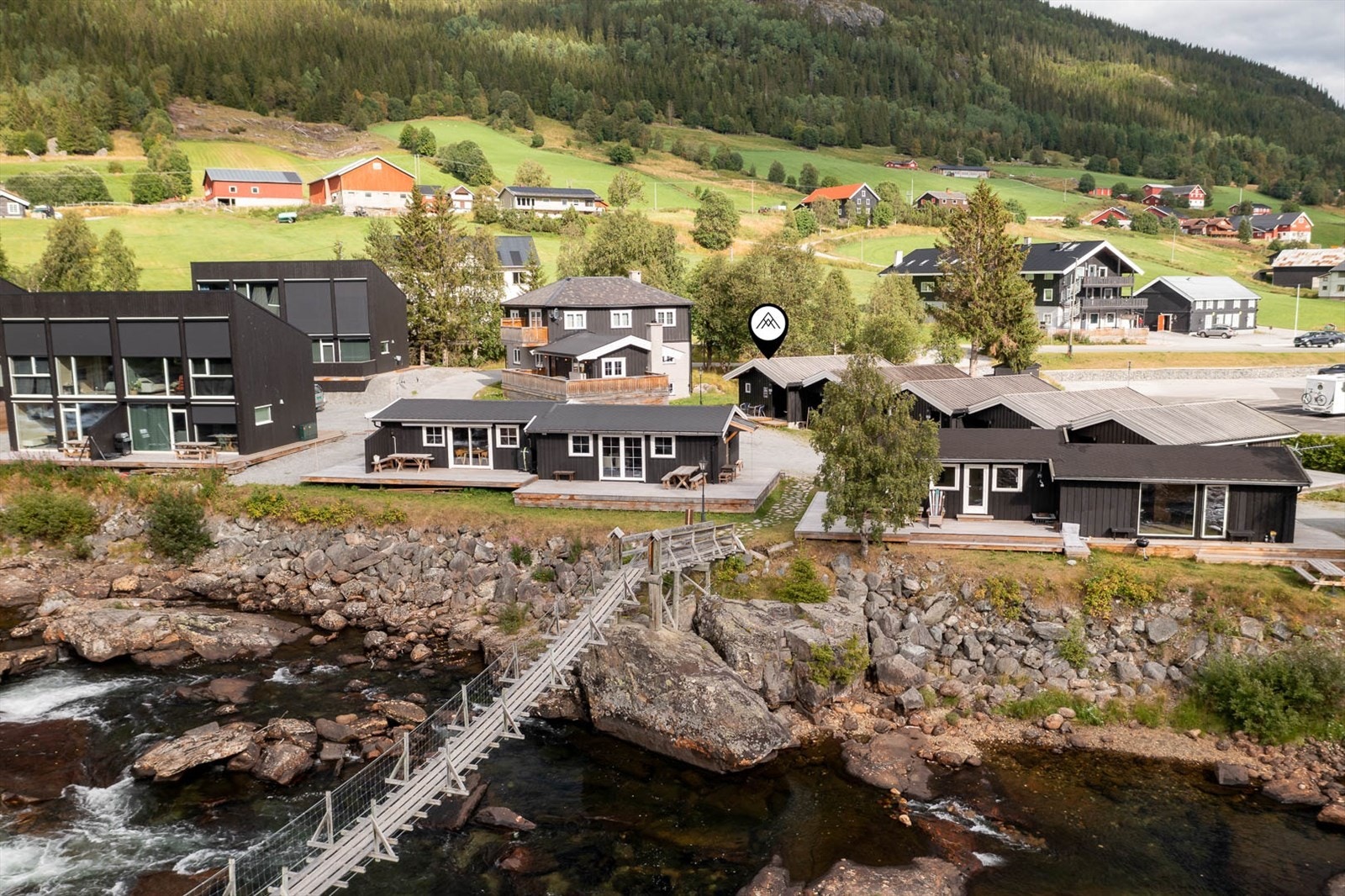 Hemsilbreidda er fint beliggende og består av nye og gamle oppgraderte hytter. Galleribilde