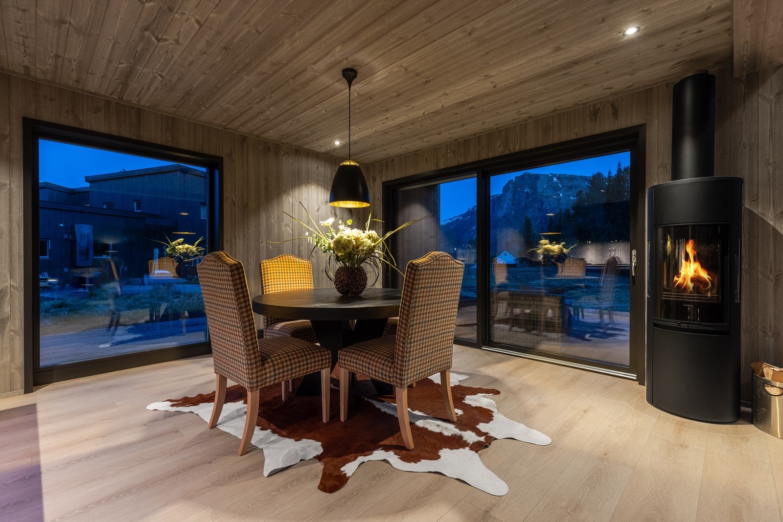Spisestuen rommer god plass til lange middager i gode venners lag. Galleribilde