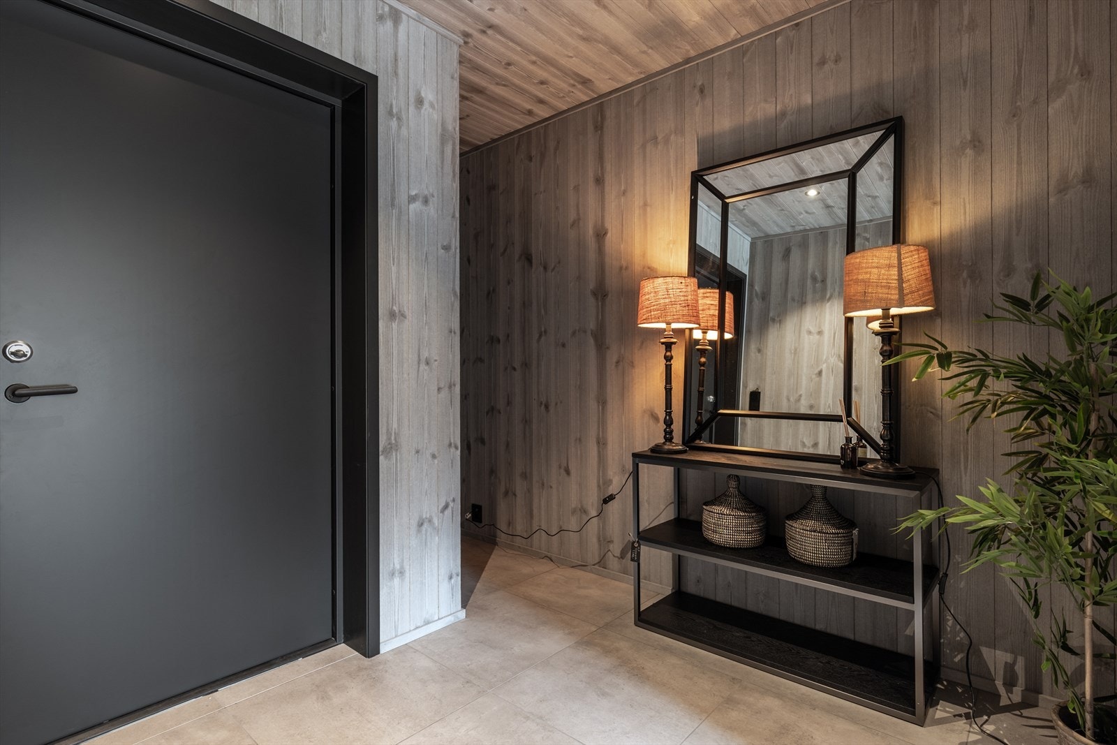 Stor hall med god plass til garderobe. Galleribilde