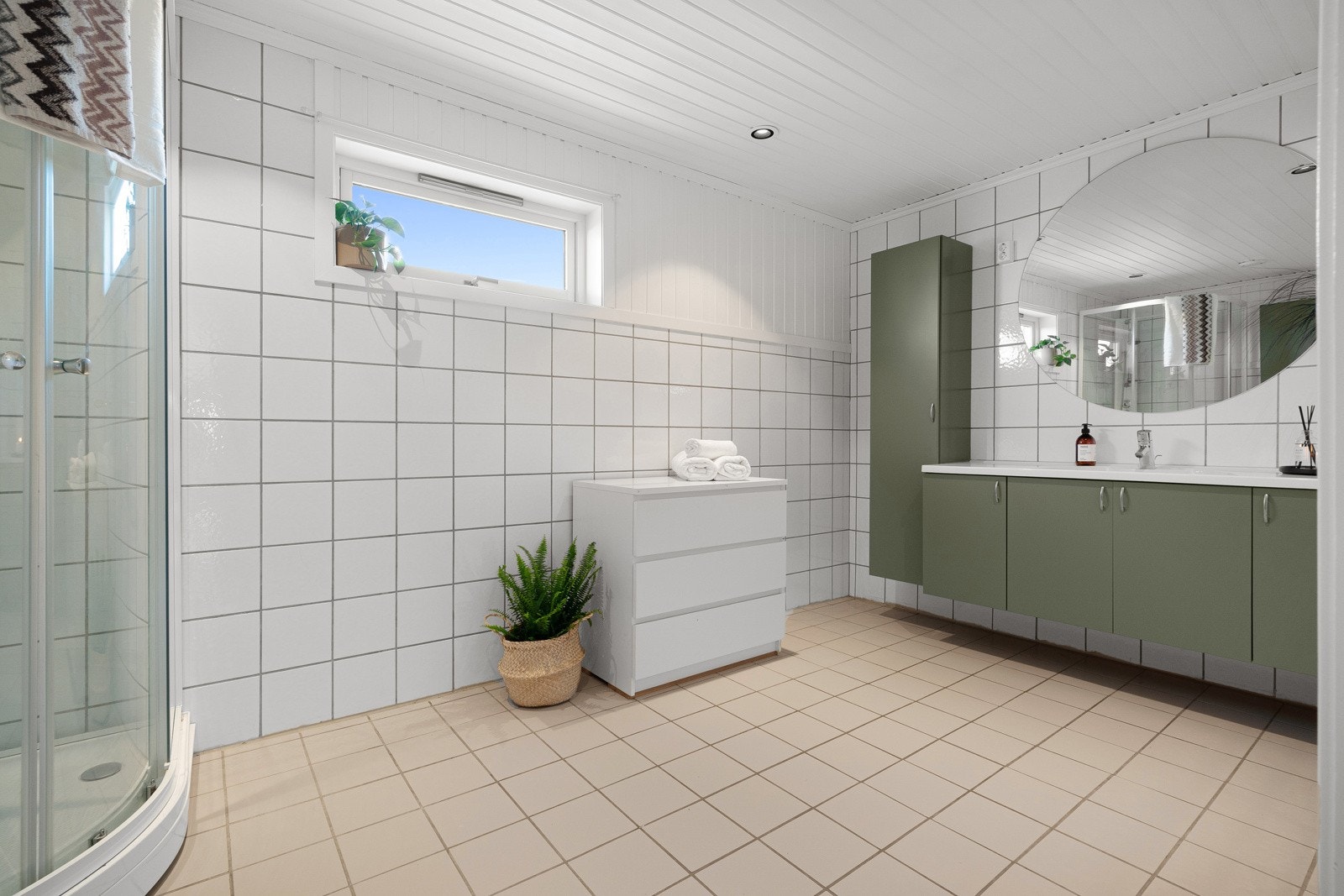 Baderommet i 1. etasje har tidløse overflater og en romslig baderoms innredning. Galleribilde