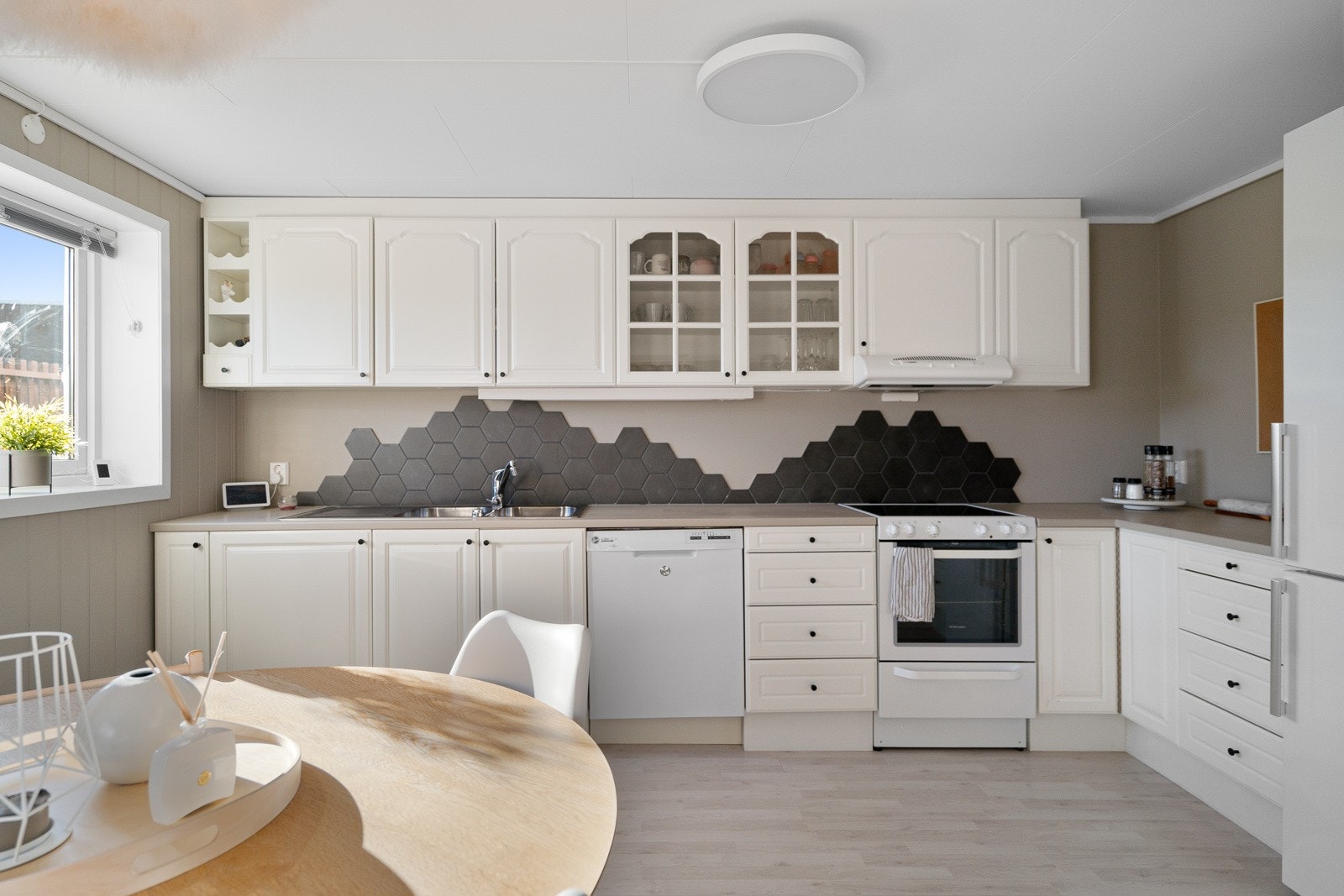 Kjøkkenet i sokkel byr på god skap- og benkeplass. Galleribilde