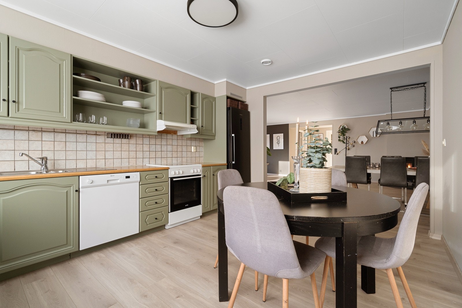 Den profilerte innredningen er malt grønn i senere tid. Galleribilde