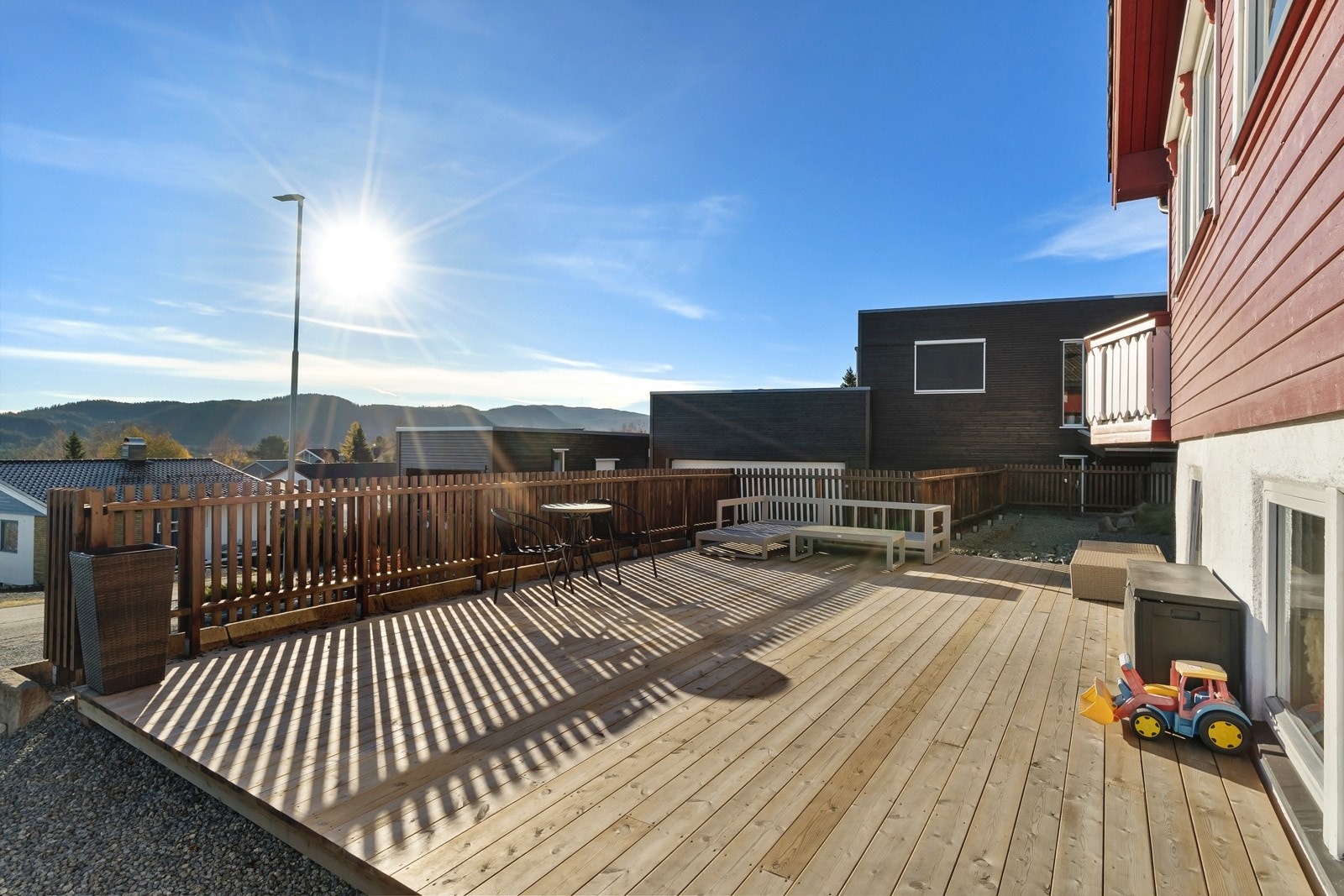 Flott sydøst vendt markterrasse på ca. 28 kvm med gode solforhold. Galleribilde