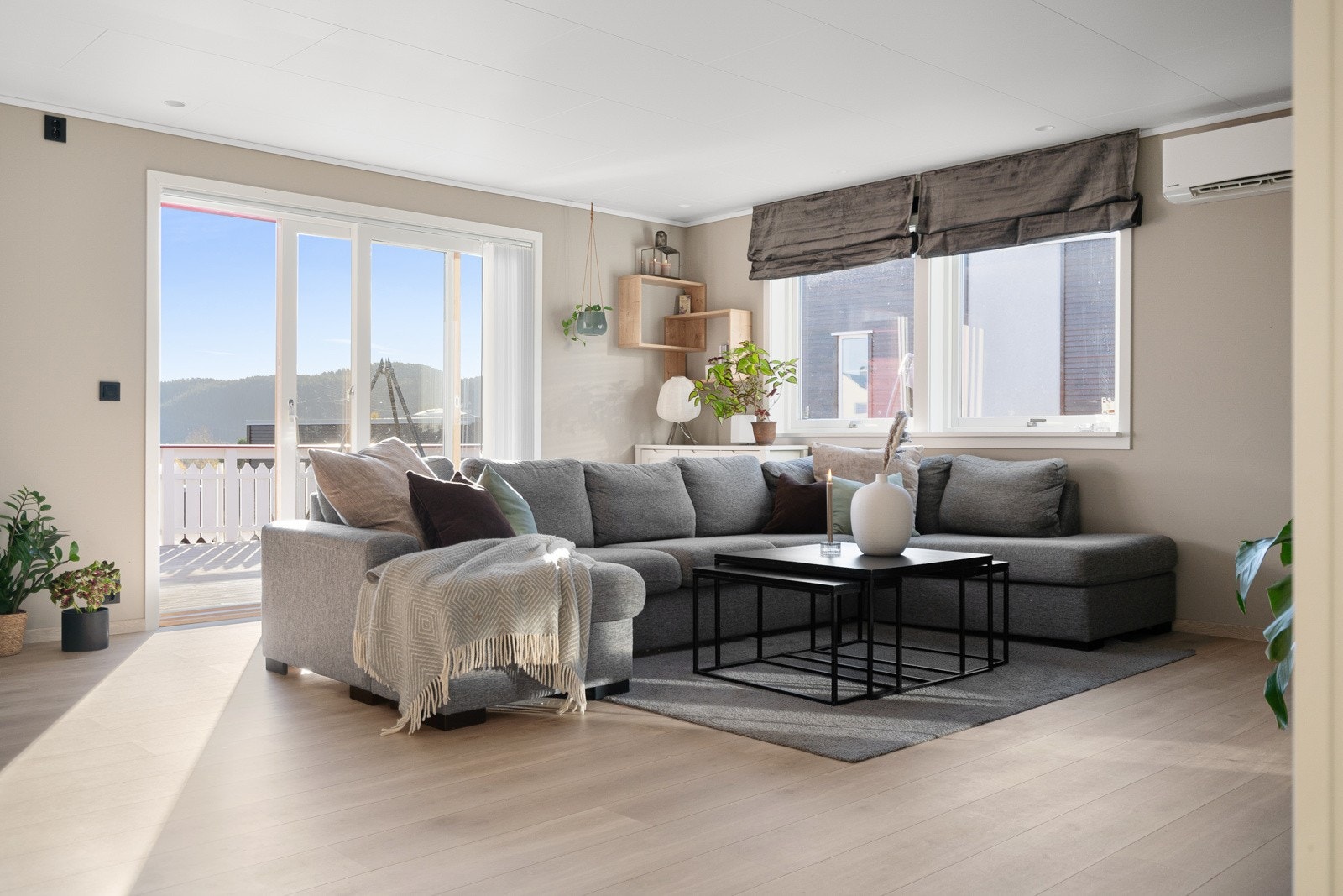 Her er det god plass til sofa, spisebord og tilhørende møblement. Galleribilde