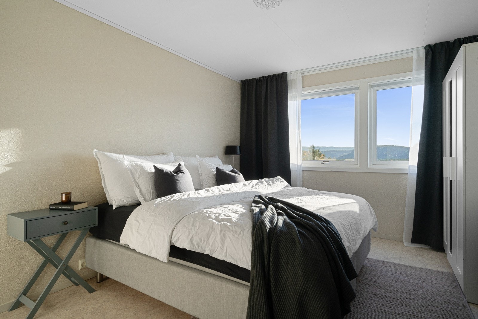 Hovedsoverommet i 1. etasje har store, sydøstvendte vinduer. Galleribilde