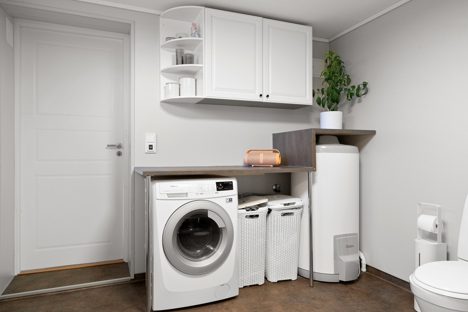 Det er egen vaskeroms-sone på badet i sokkeletasje. Galleribilde