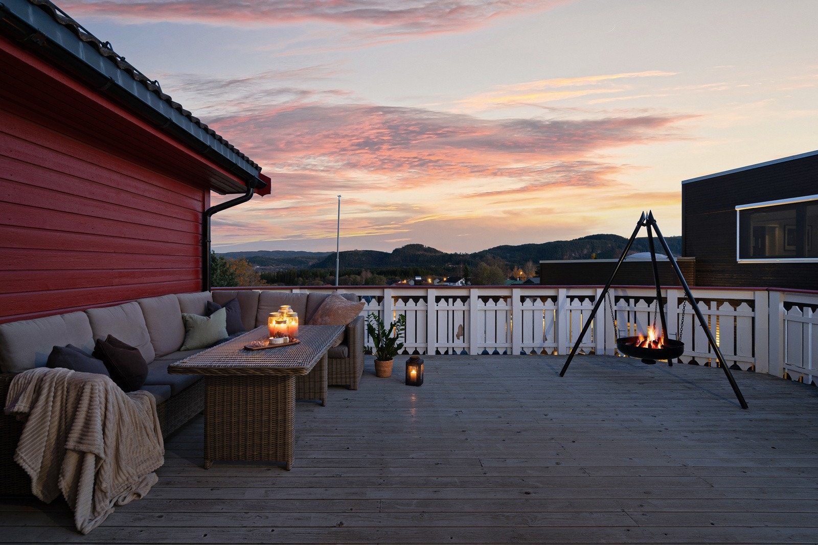 Flott sydøstvendt veranda på ca 32 kvm. Her kan langstrakt, nydelig utsikt nytes til langt på kveld. Galleribilde