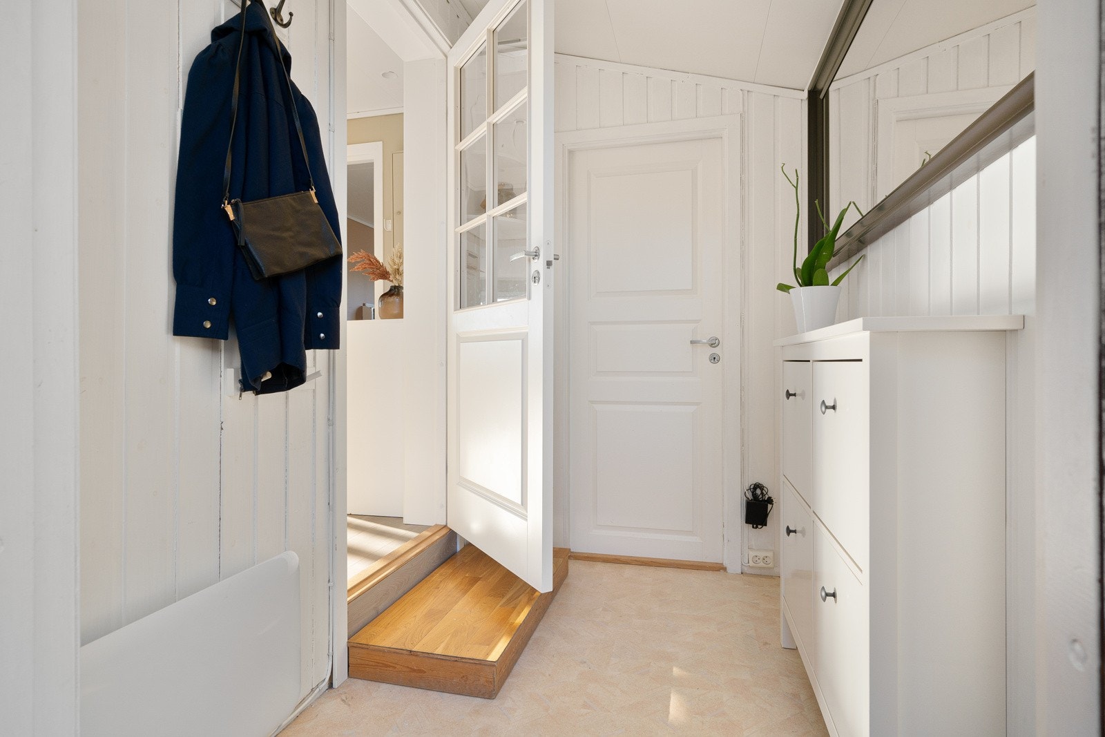 I tilknytning til entreen i 1. etasje er det en innebod på ca. 9 kvm. Galleribilde