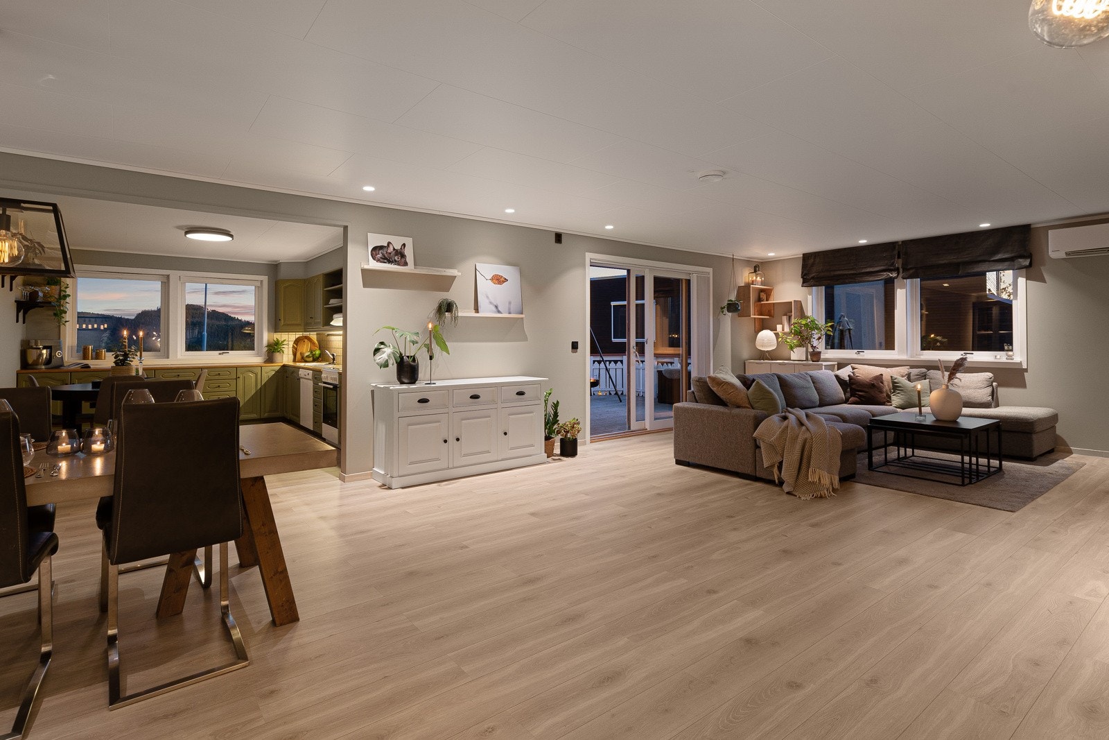 Elegant stue med en avslappet atmosfære og balansert ventilasjon. Galleribilde