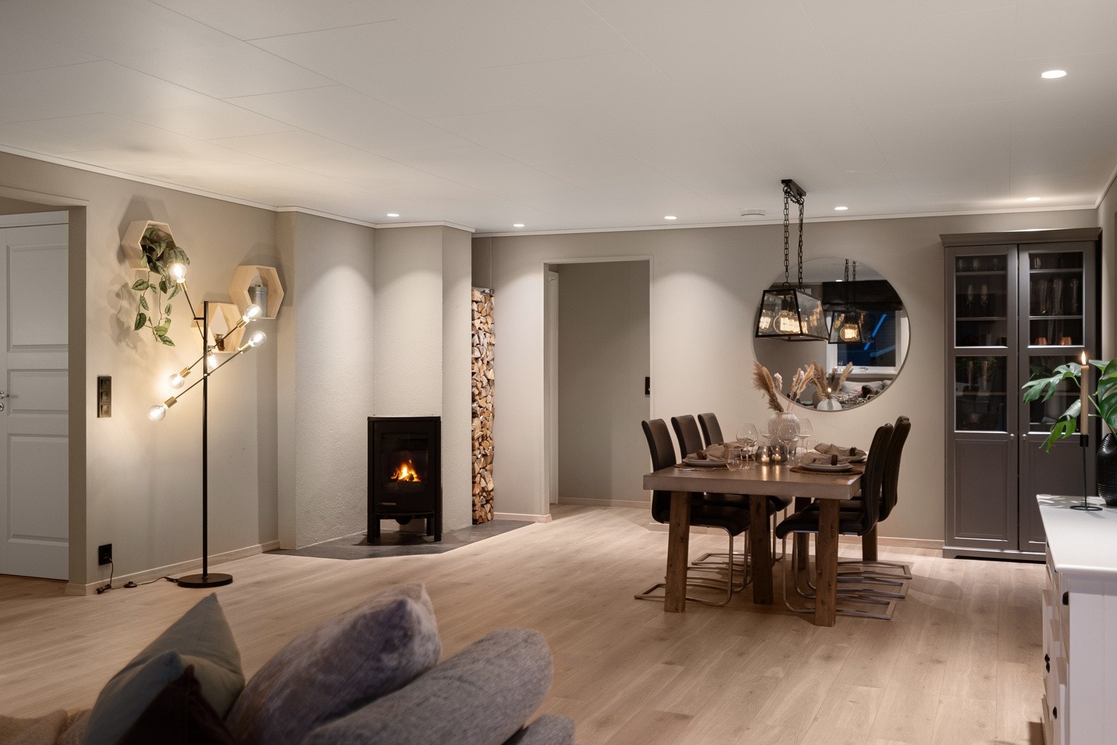 Ved peisovnen er det laget en takhøy nisje for ved. Galleribilde