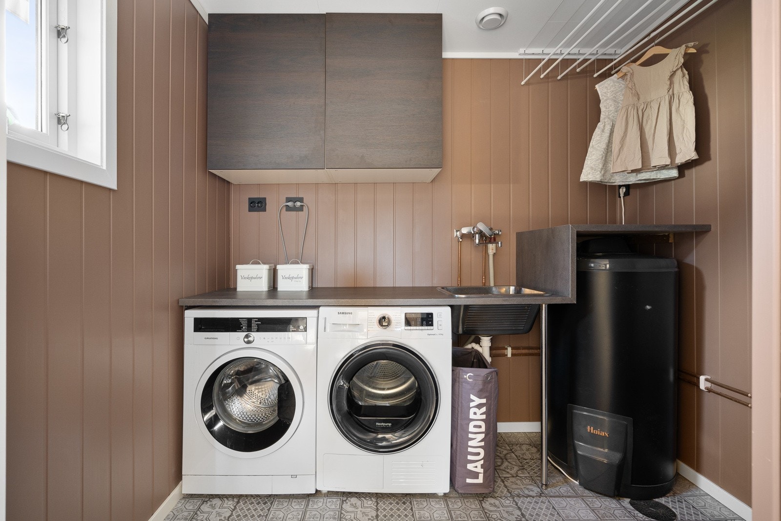 Moderne vaskerom med opplegg for vaskemaskin. Galleribilde