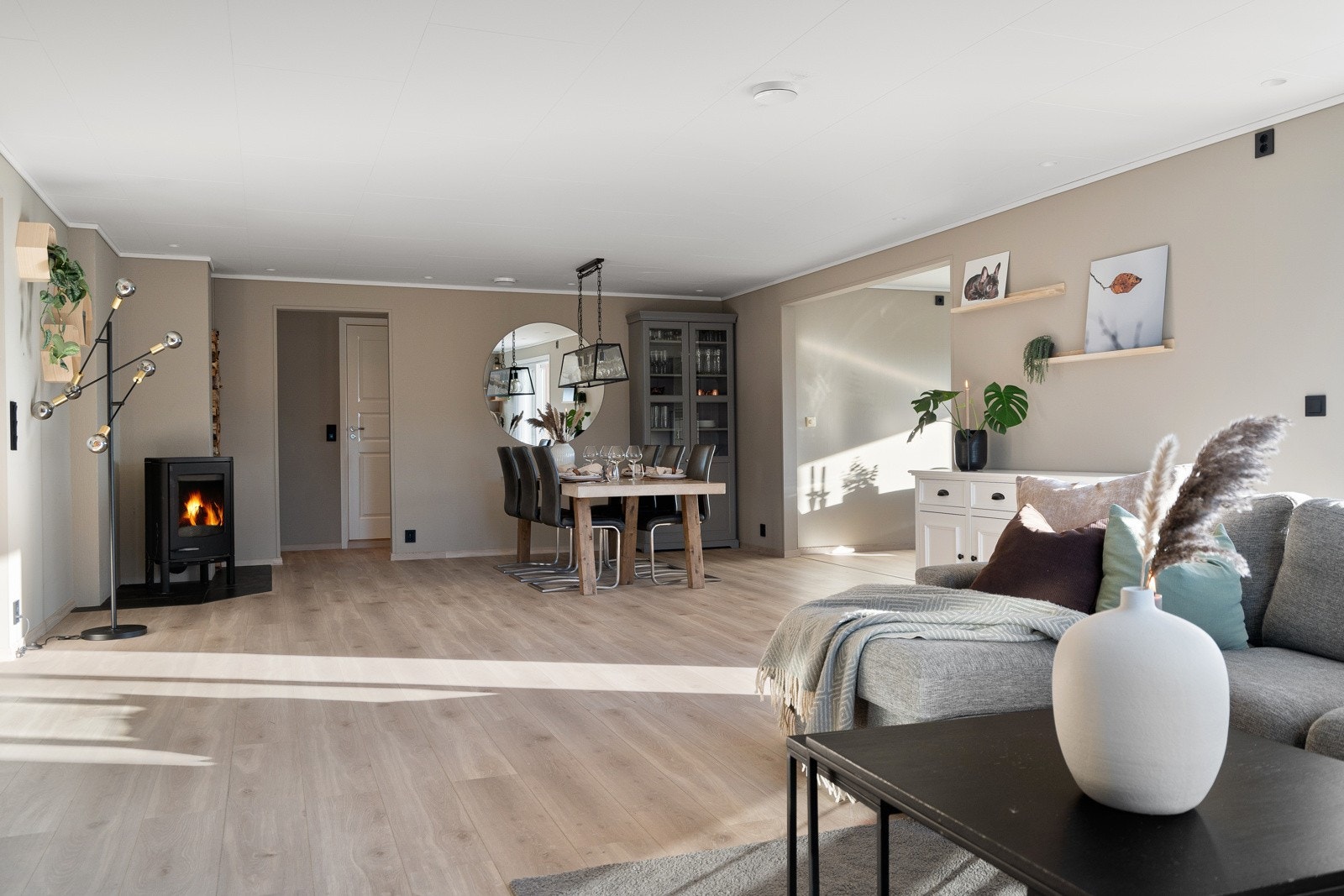 Stuen er malt i delikate farger som fremhever det lyse parkettgulvet. Galleribilde