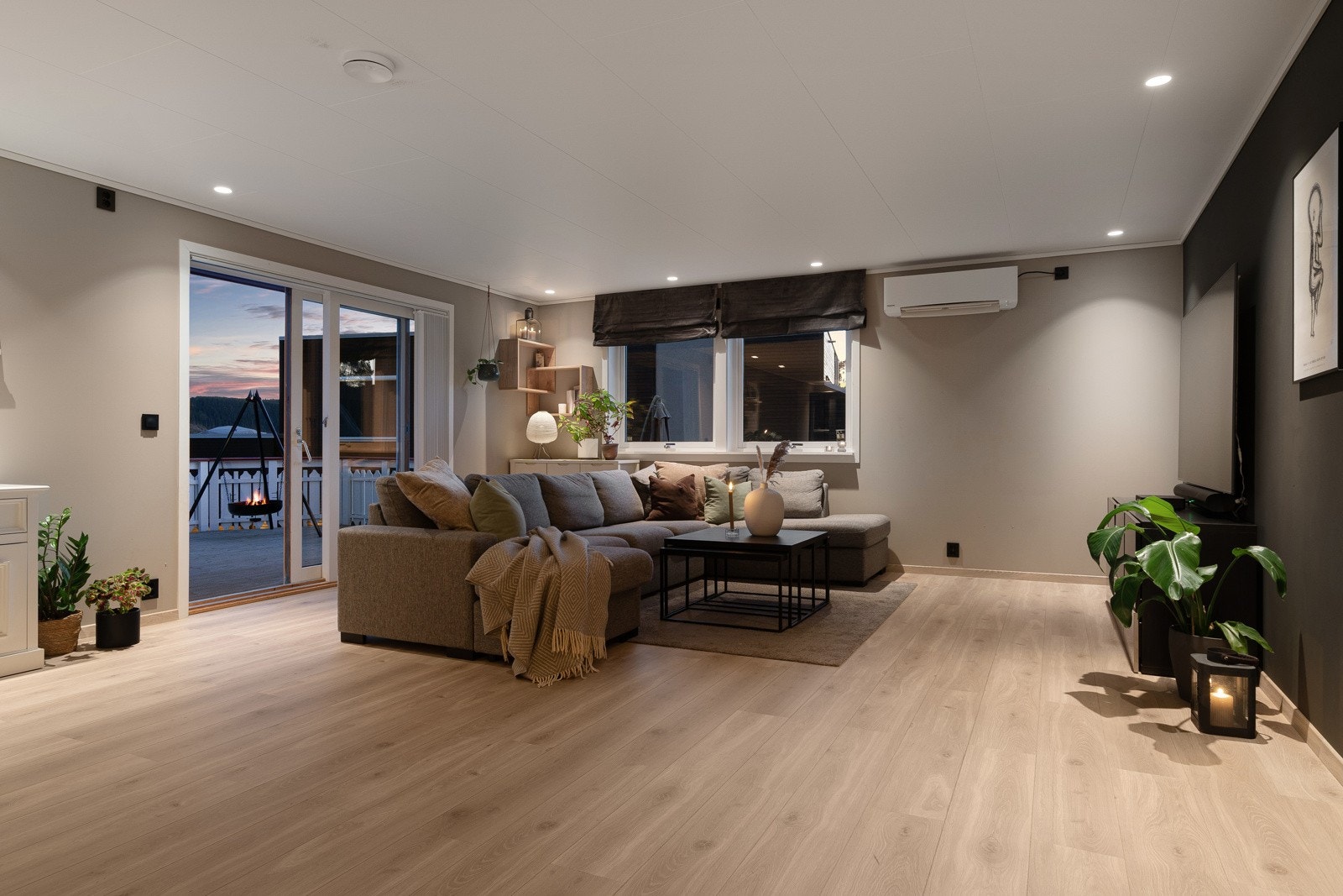 Gjennomgående pen standard og en god planløsning med romslige oppholdsrom. I stuen ble det montert varmepumpe i 2021. Galleribilde