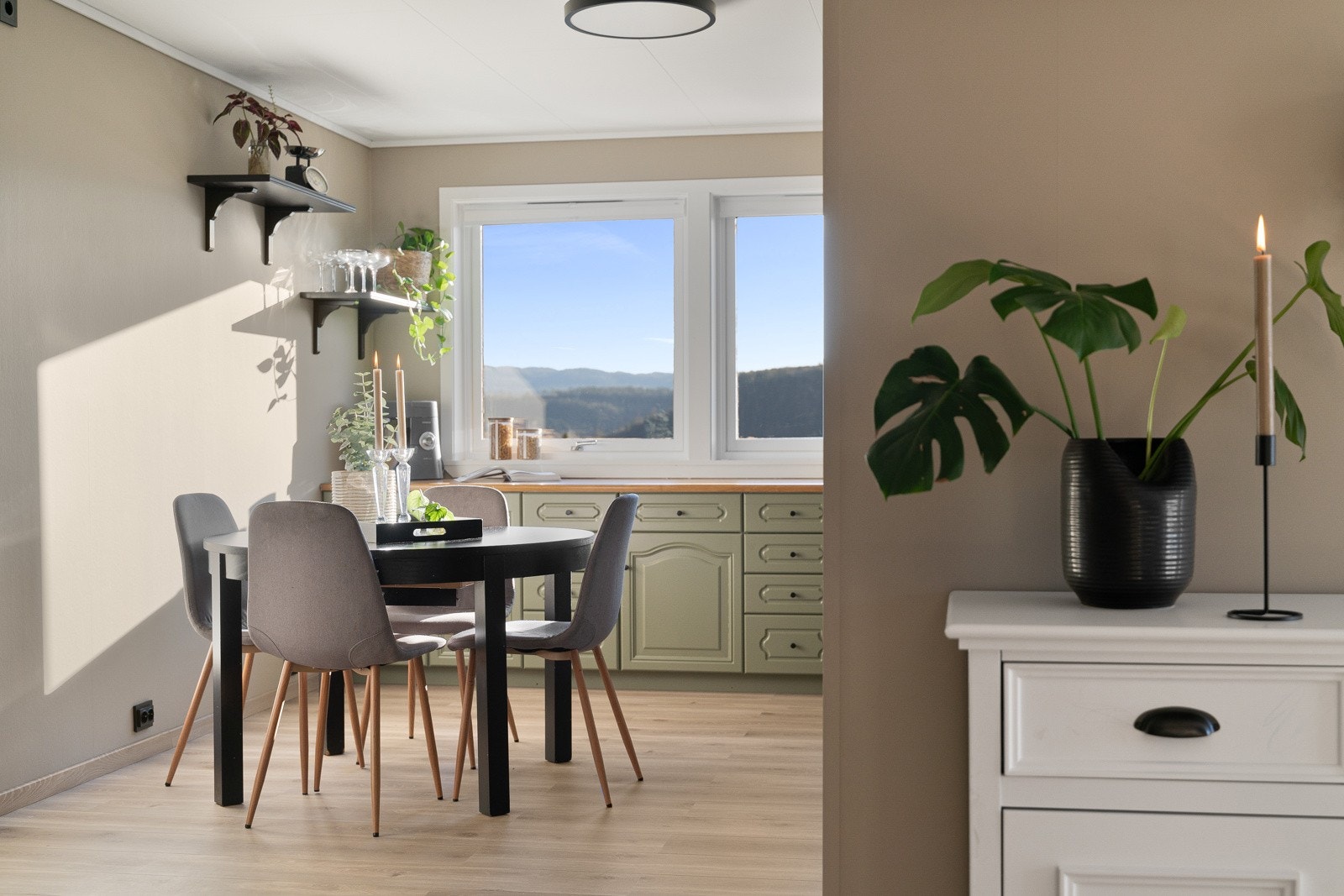 Kjøkkenet ligger i dels åpen løsning med stuen i 1. etasje. Galleribilde