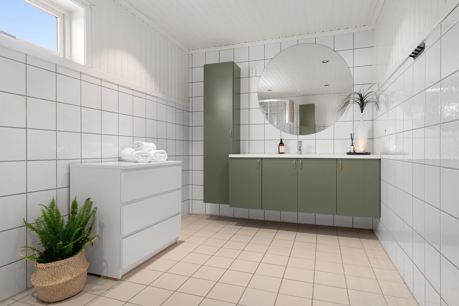 Badet er utstyrt med vegg hengt toalett og dusjkabinett. Downlights i himlingen og elektrisk varme i gulvet. Galleribilde