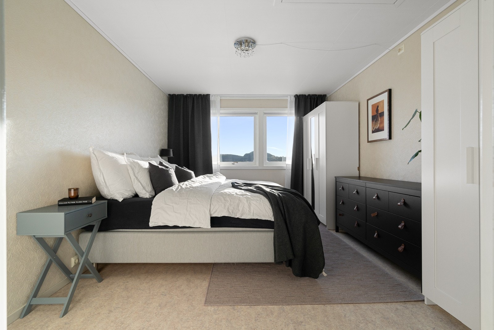 I boligens hoveddel (1. etasje) er det tre gode soverom. Galleribilde