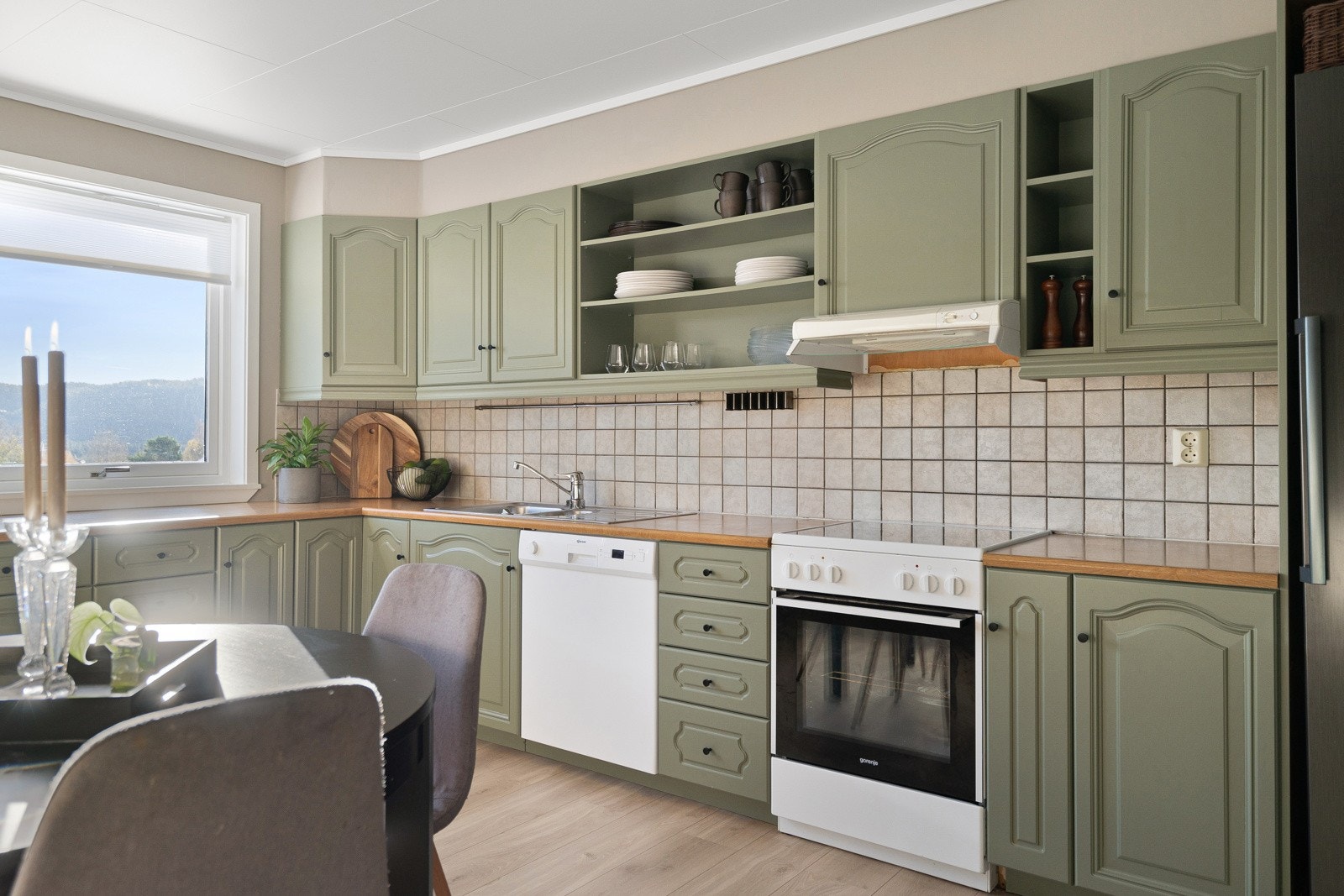 Over kjøkkenbenken er det lyse fliser som står godt til resten av interiøret. Galleribilde